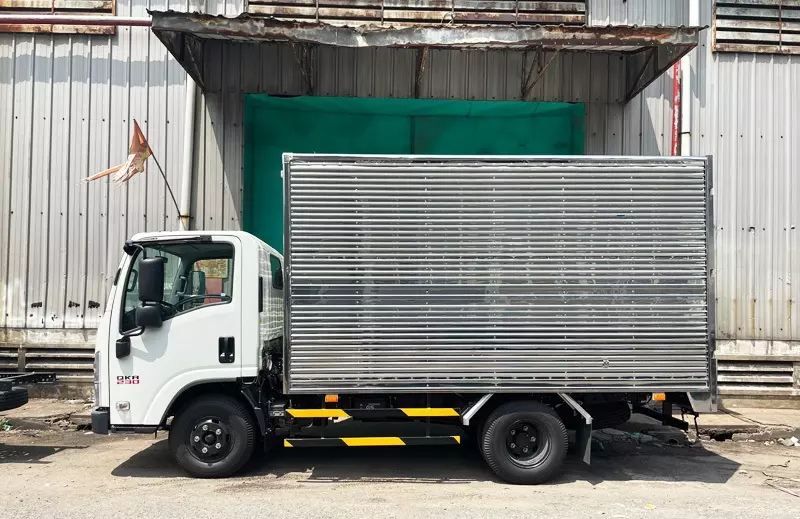 Bán xe tải Isuzu QKR230 thùng kín-2