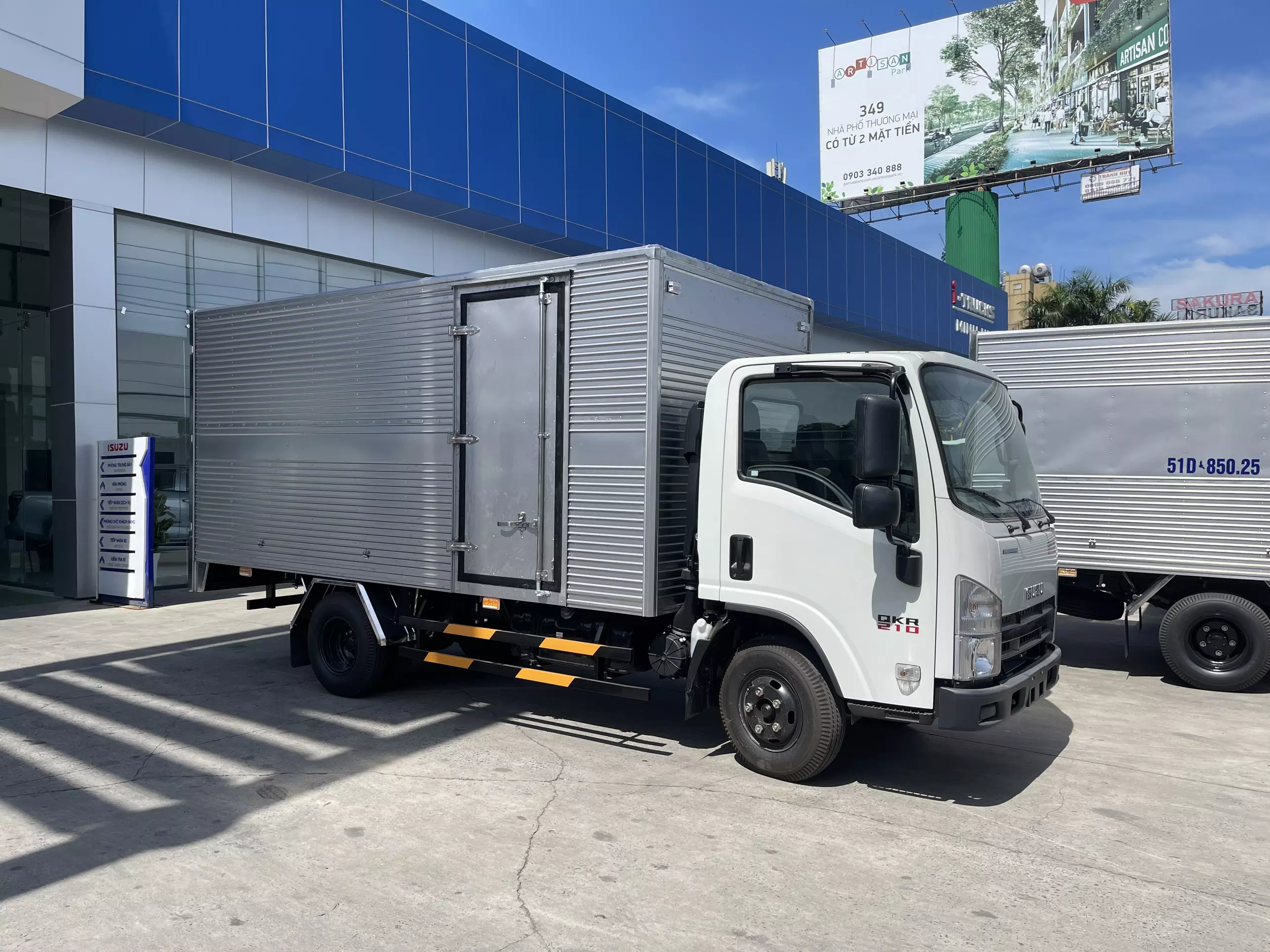 Bán xe tải Isuzu QKR210 thùng kín-0