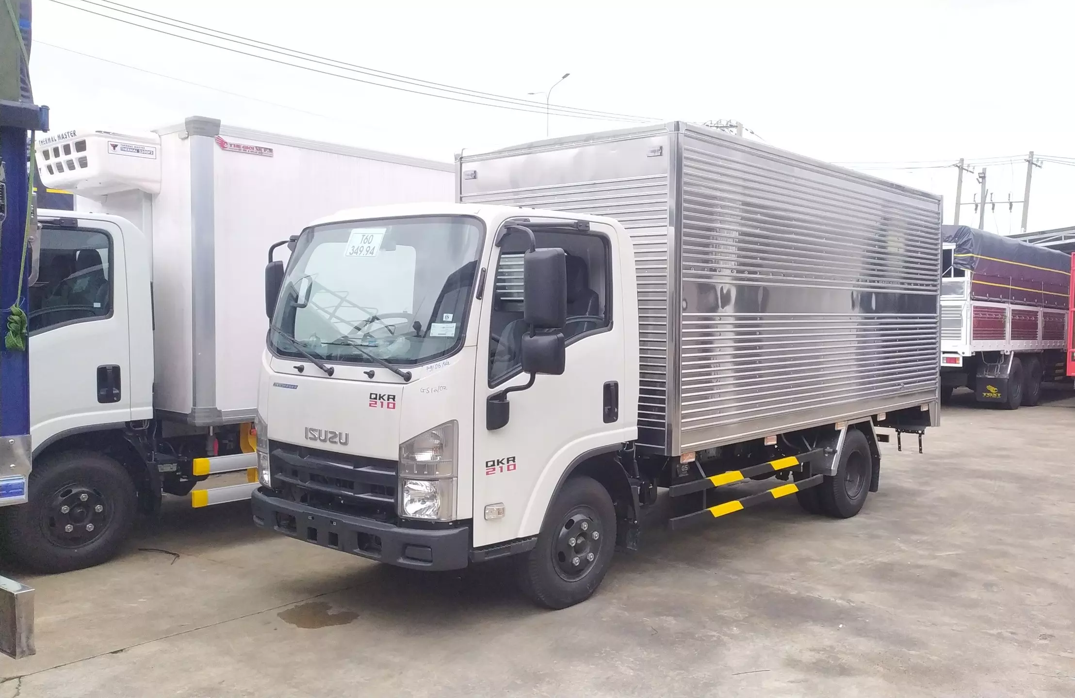 Bán xe tải Isuzu QKR210 thùng kín-1