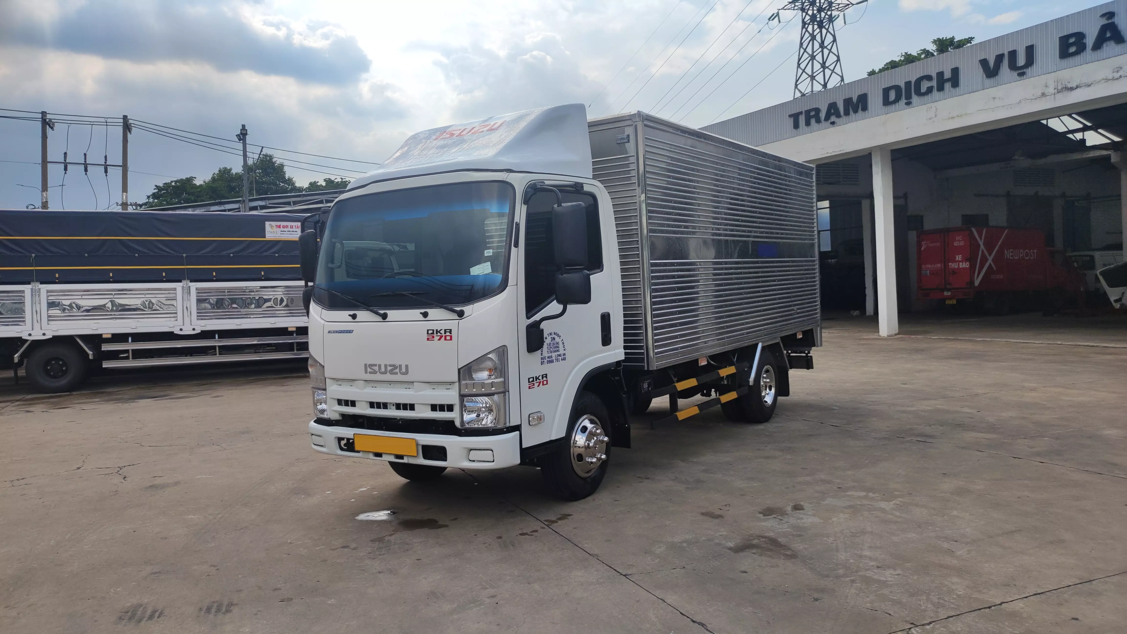 Bán xe tải Isuzu QKR270 thùng kín-1