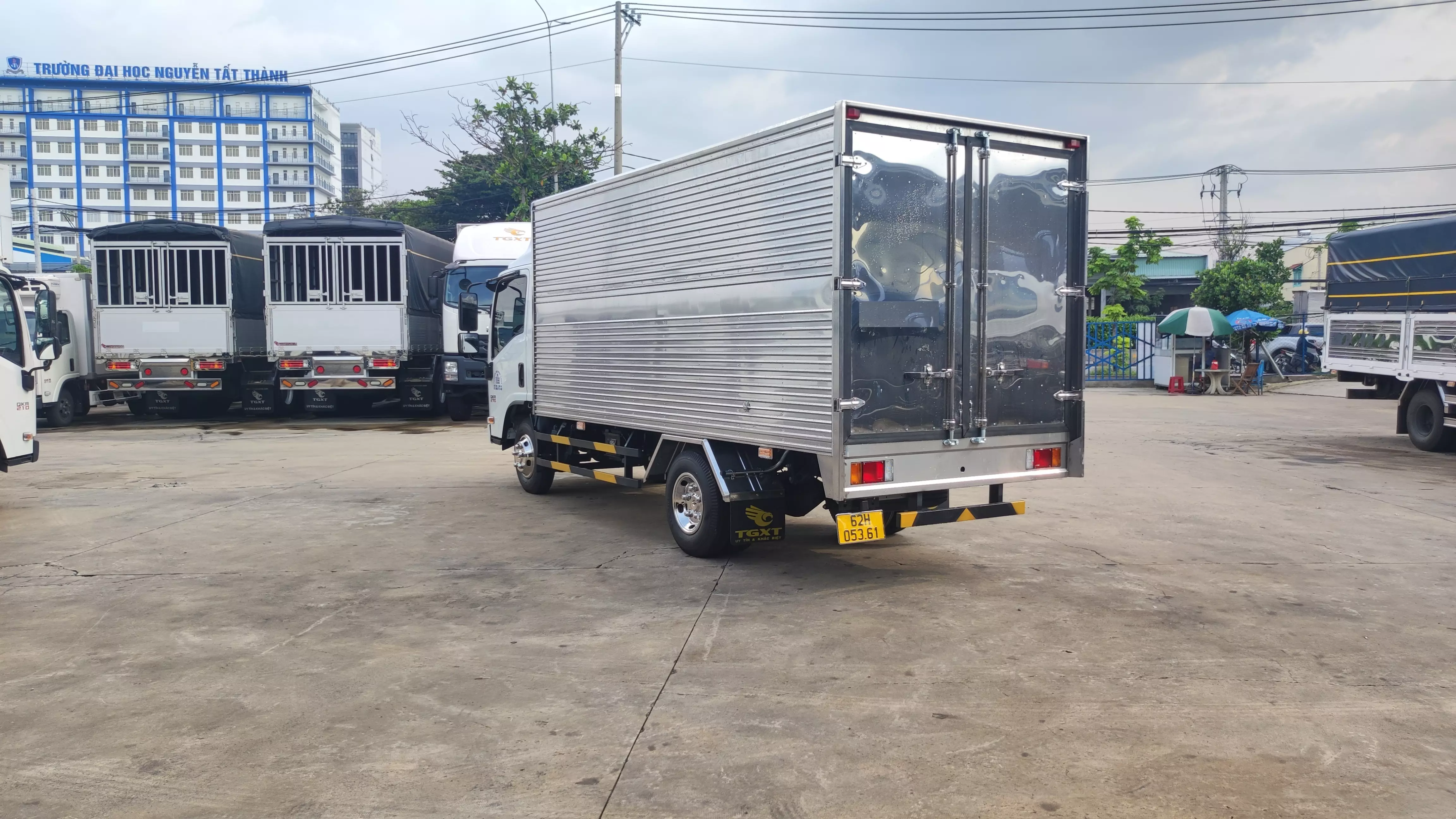 Bán xe tải Isuzu QKR270 thùng kín-2