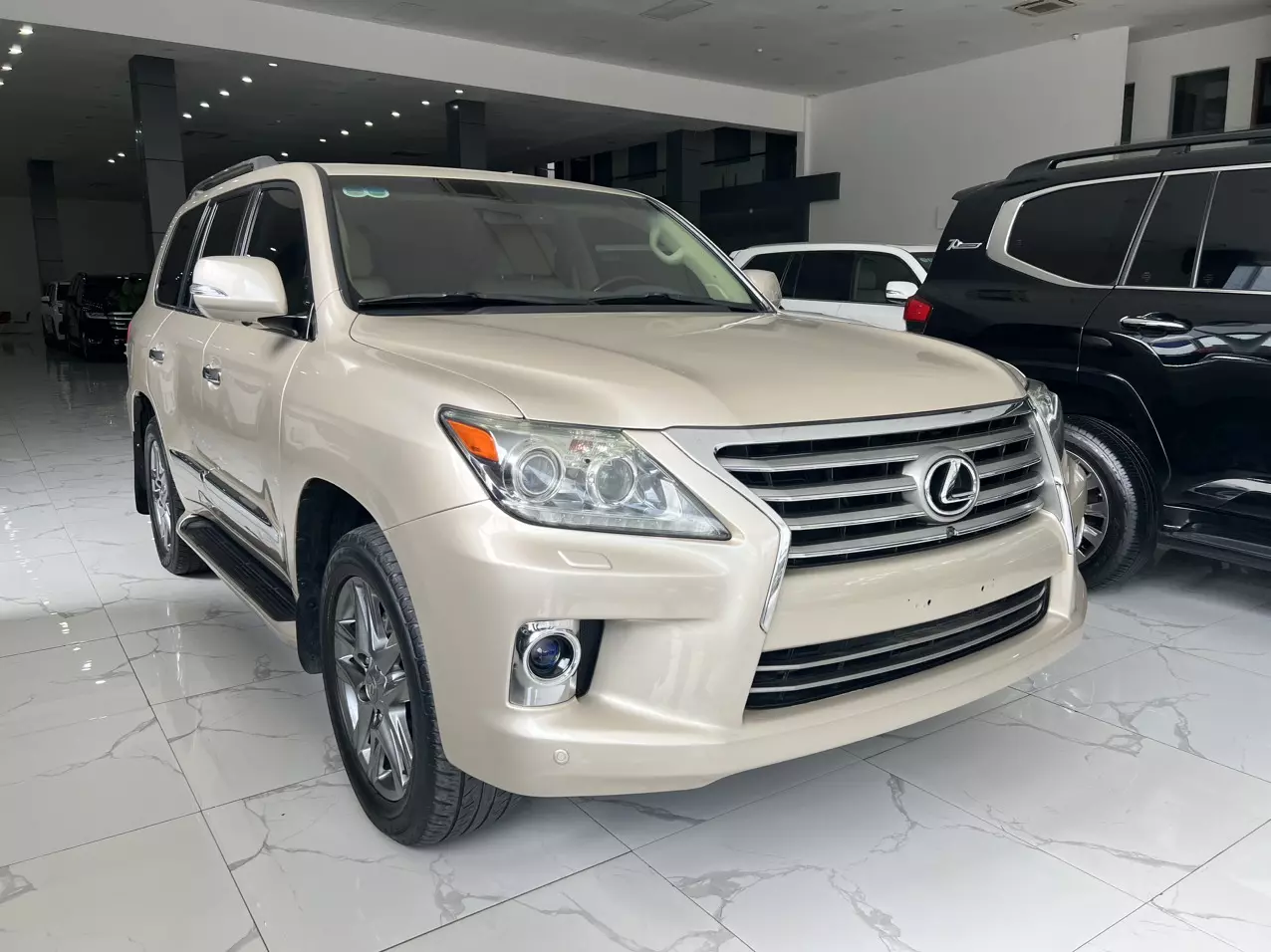 Em đang có chiếc Lexus LX570 màu vàng cát bản xuất Mỹ , xe sản xuất năm 2012 xe còn nguyên bản-2