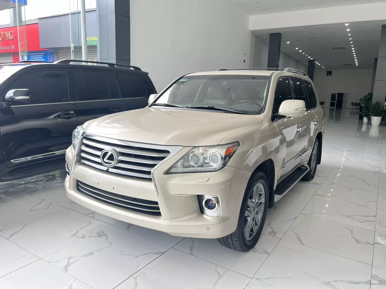 Em đang có chiếc Lexus LX570 màu vàng cát bản xuất Mỹ , xe sản xuất năm 2012 xe còn nguyên bản-1