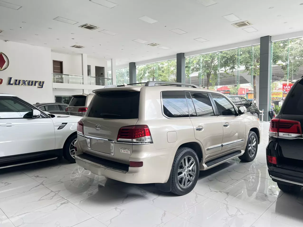 Em đang có chiếc Lexus LX570 màu vàng cát bản xuất Mỹ , xe sản xuất năm 2012 xe còn nguyên bản-3