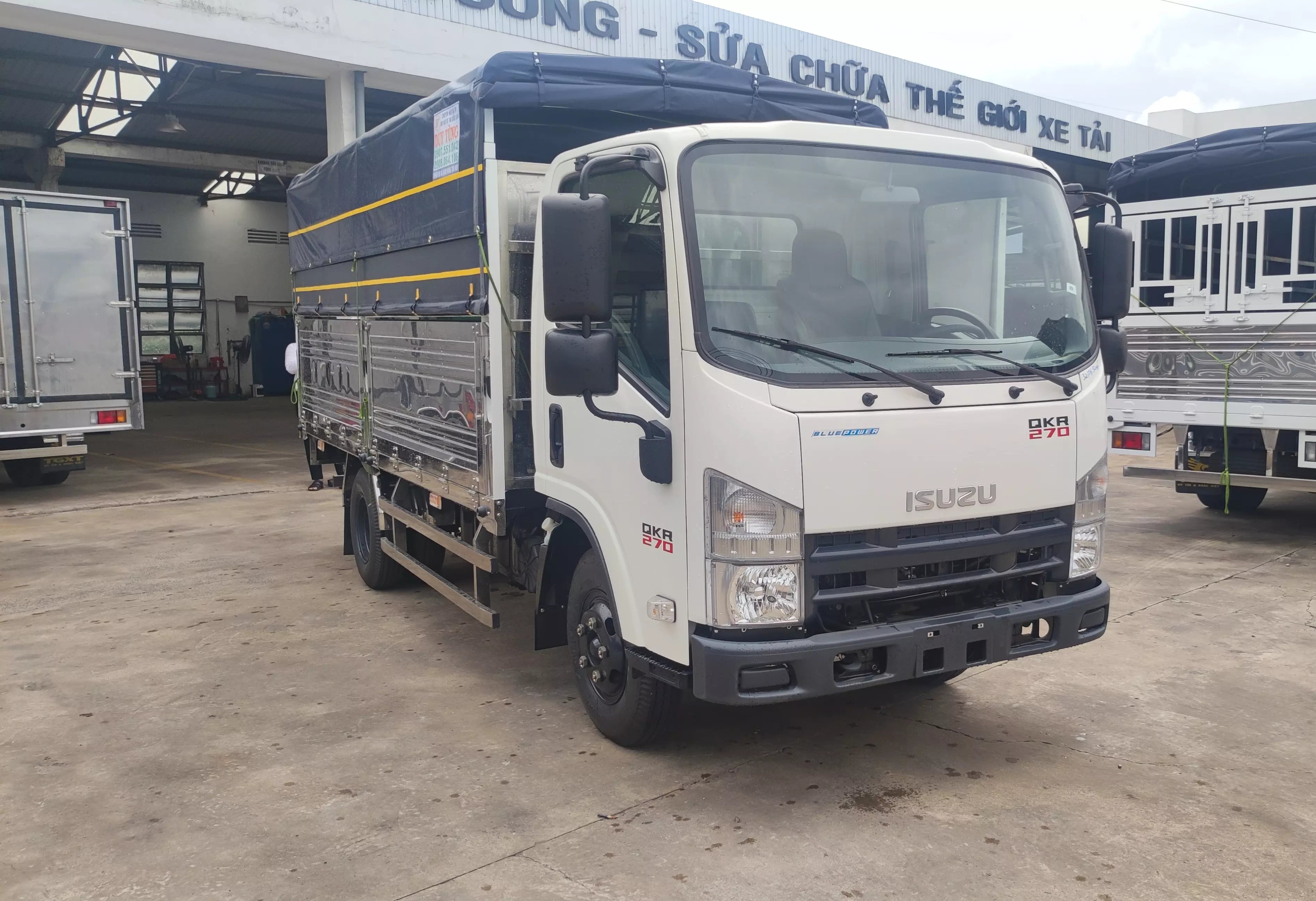 Bán xe tải Isuzu QKR270 thùng bạt Inox-1