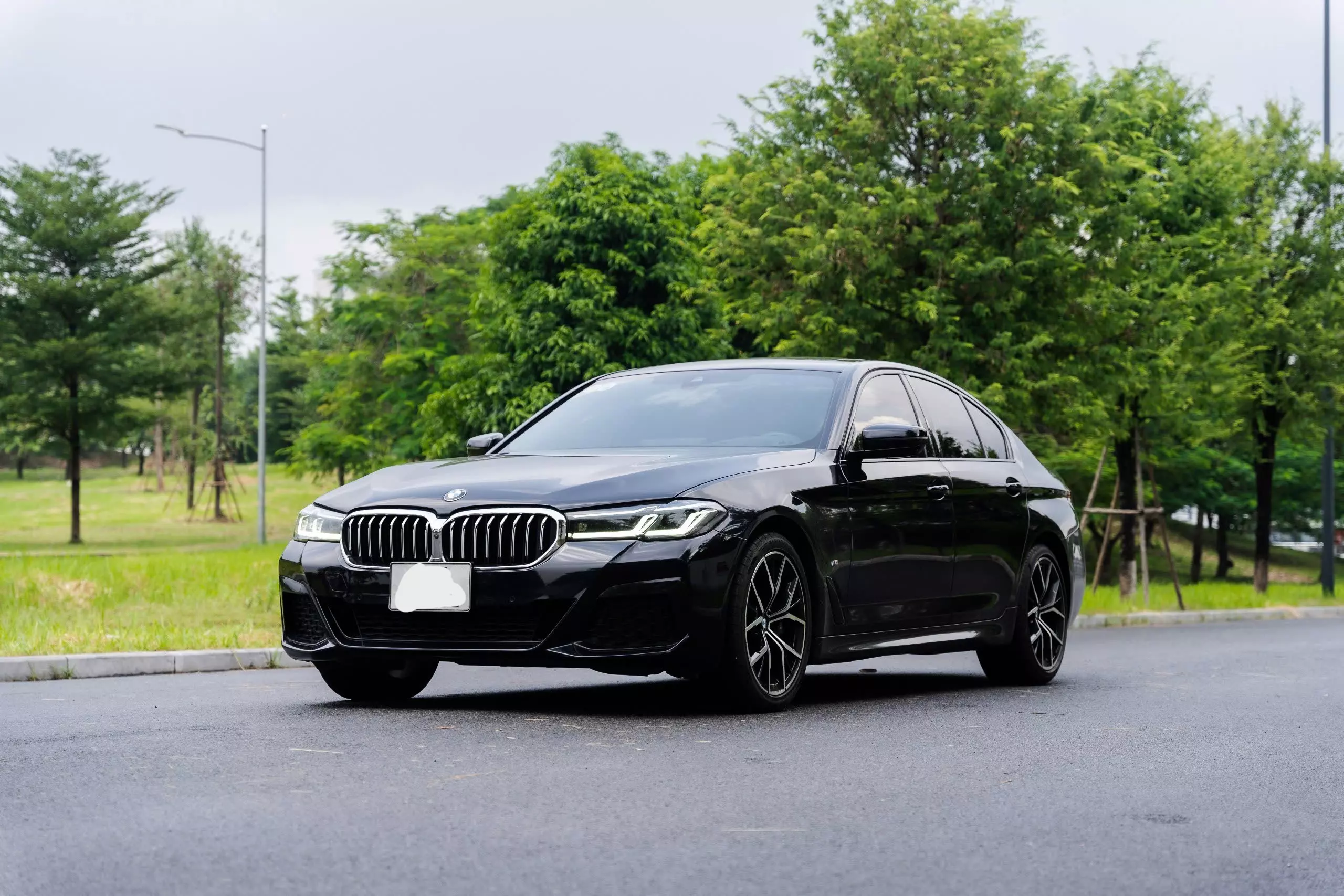 Cần bán gấp BMW 530i 2020, màu đen, nhập khẩu chính hãng-2