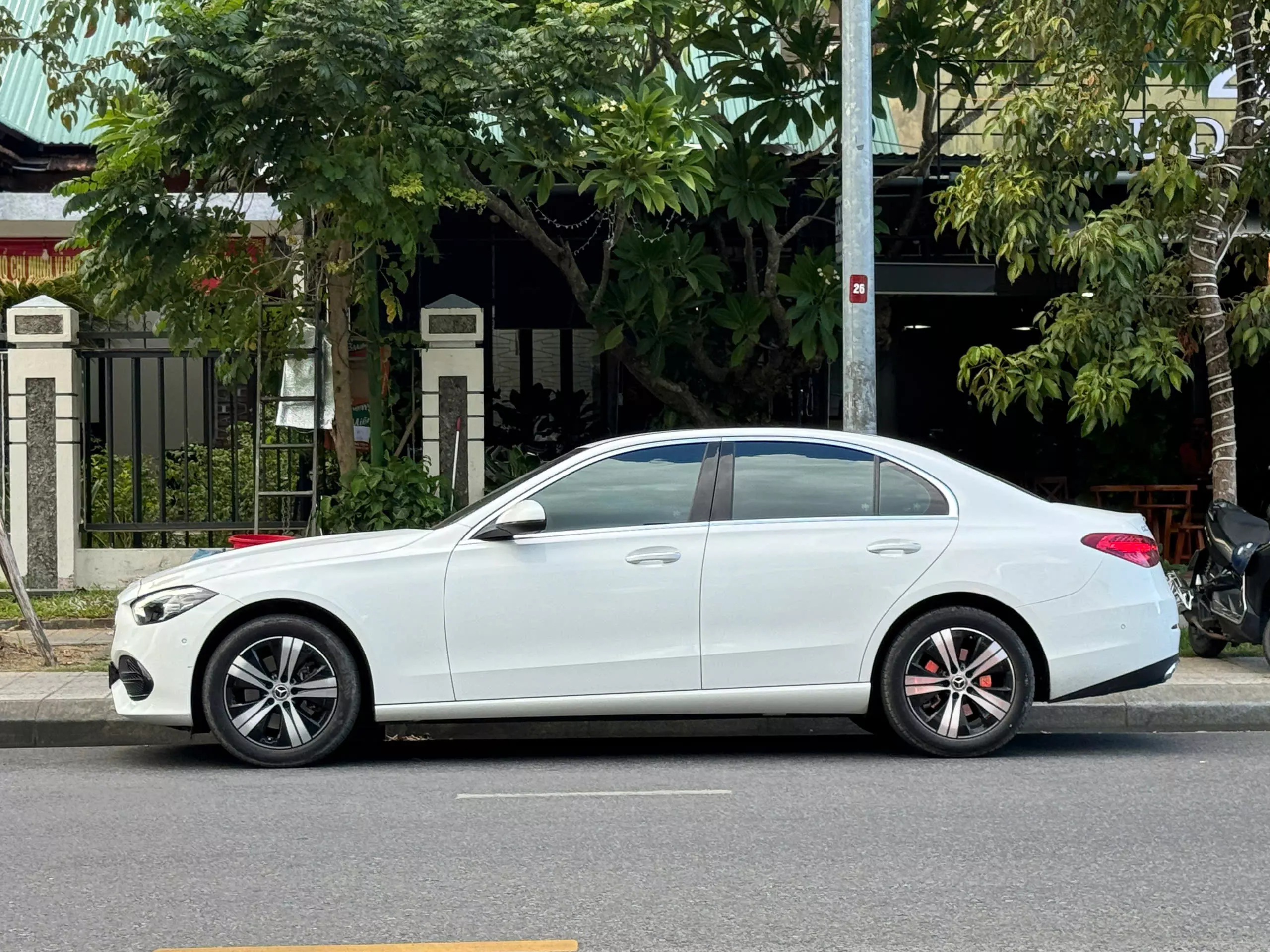 Xe Mercedes Plus 2021, màu trắng-1