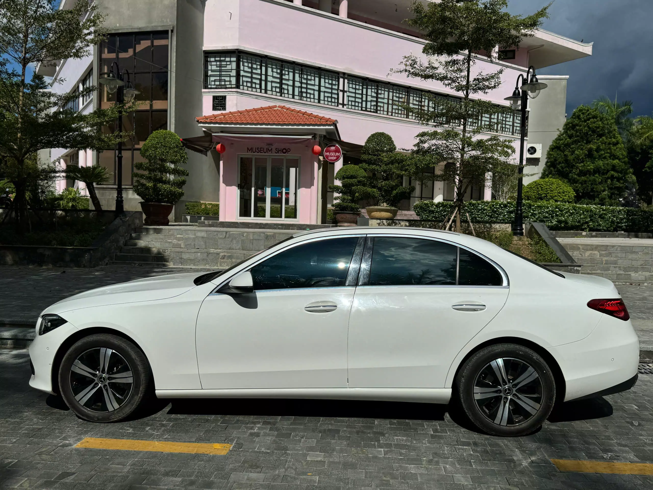 Xe Mercedes Plus 2021, màu trắng-10