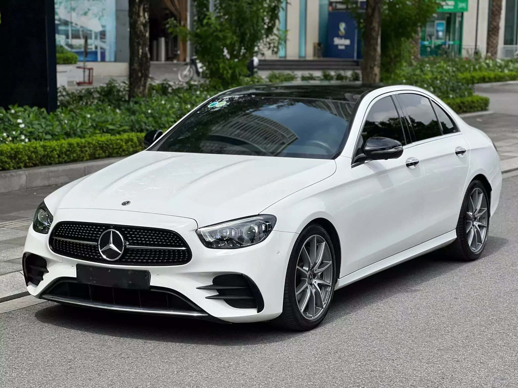 Bán ô tô Mercedes E300 AMG 2021, màu trắng-0