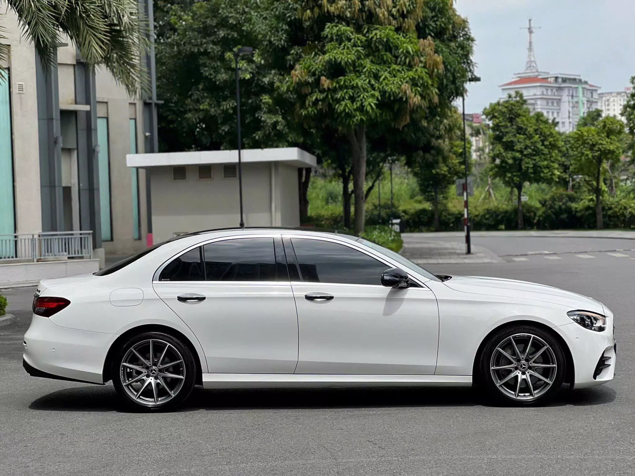 Bán ô tô Mercedes E300 AMG 2021, màu trắng-2