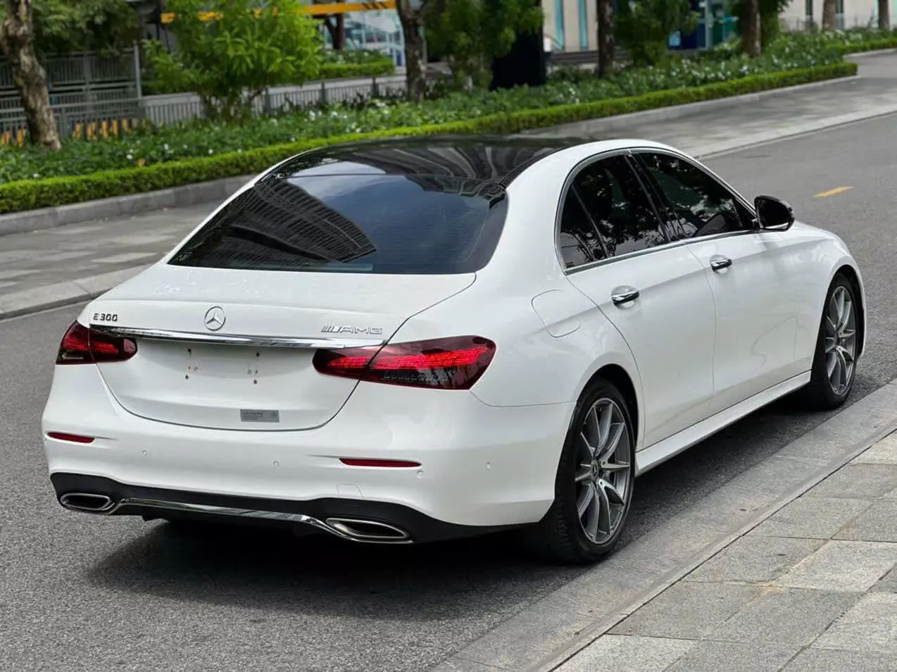 Bán ô tô Mercedes E300 AMG 2021, màu trắng-1