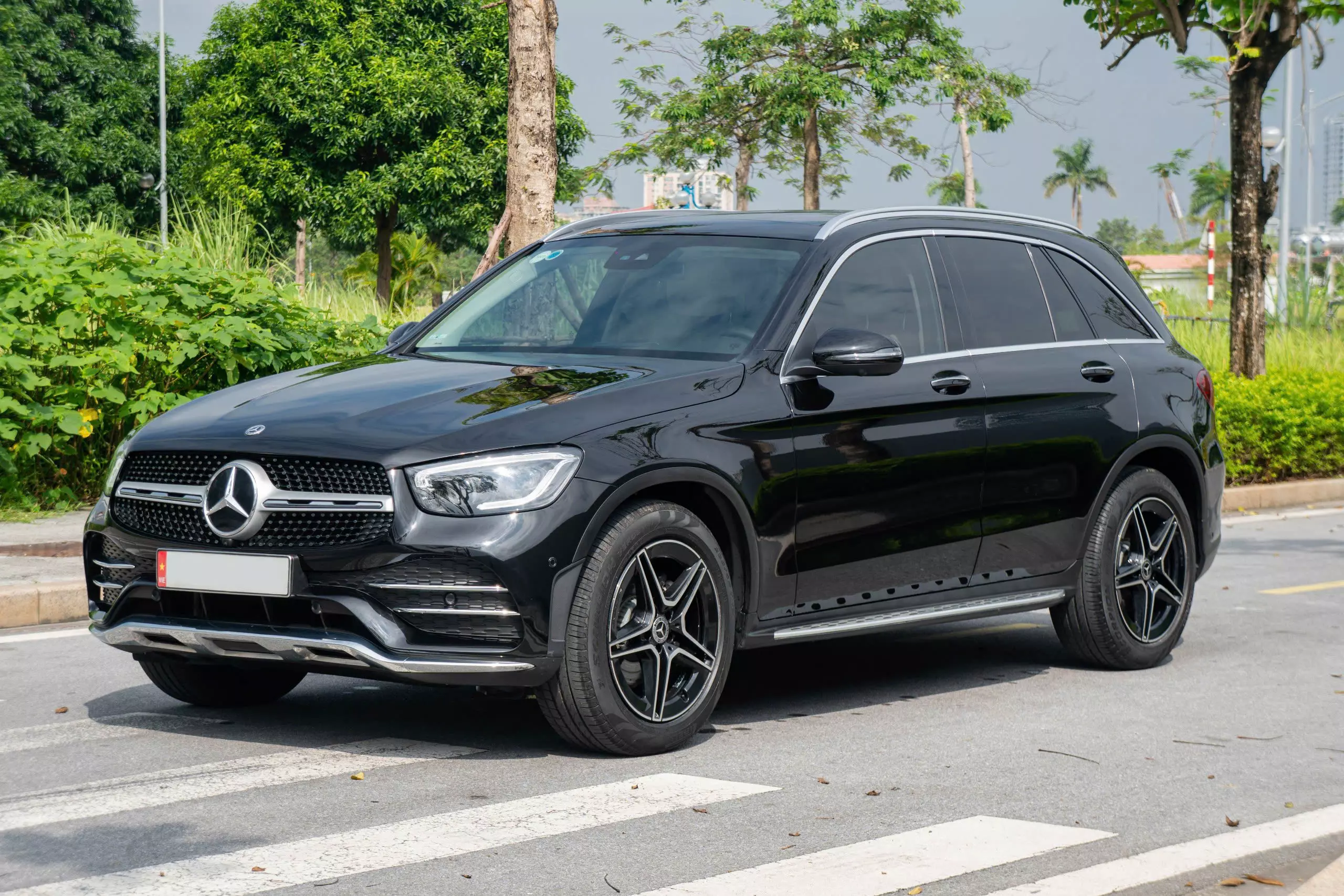 Cần bán xe Mercedes 4matic 2021, màu đen-0