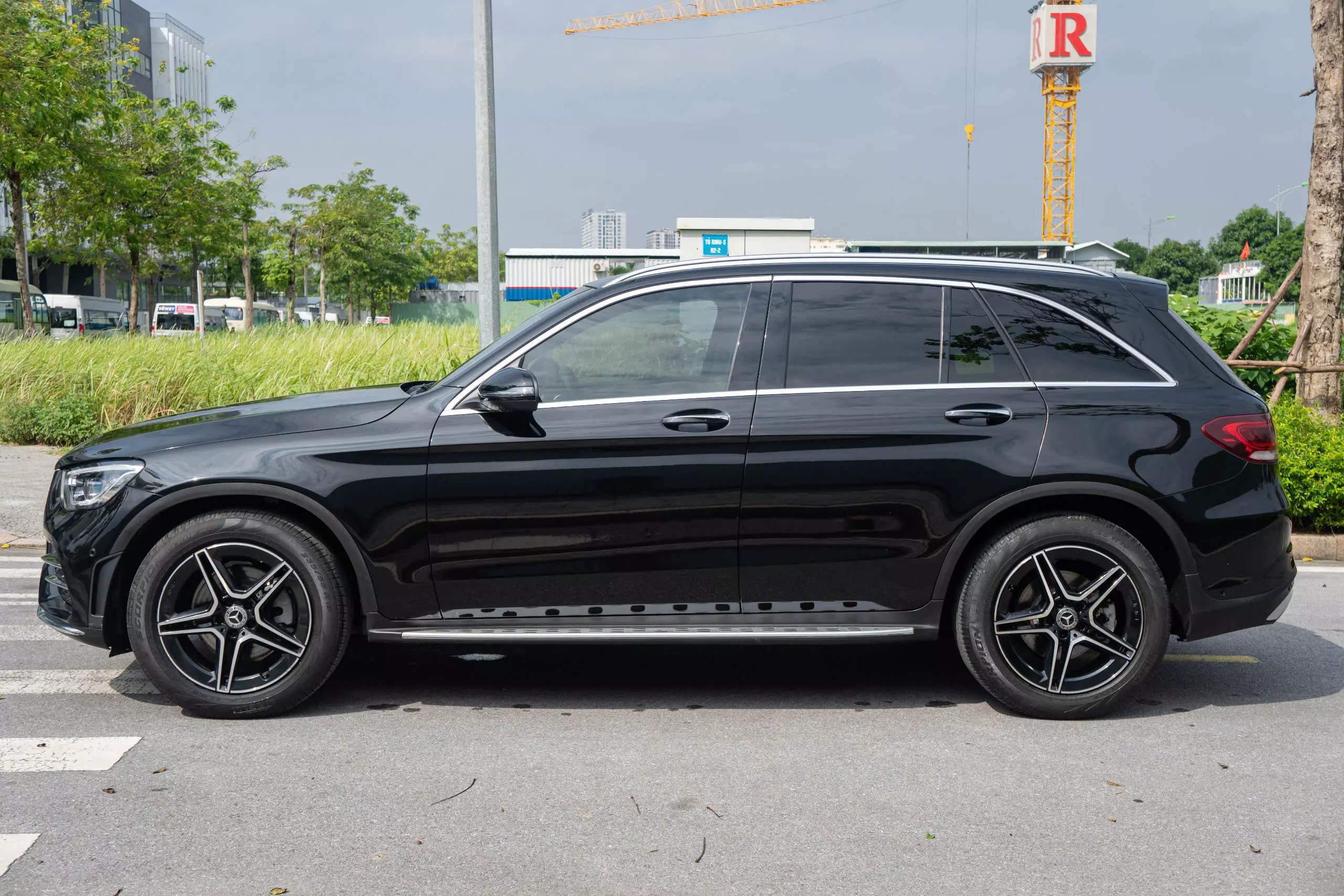 Cần bán xe Mercedes 4matic 2021, màu đen-2