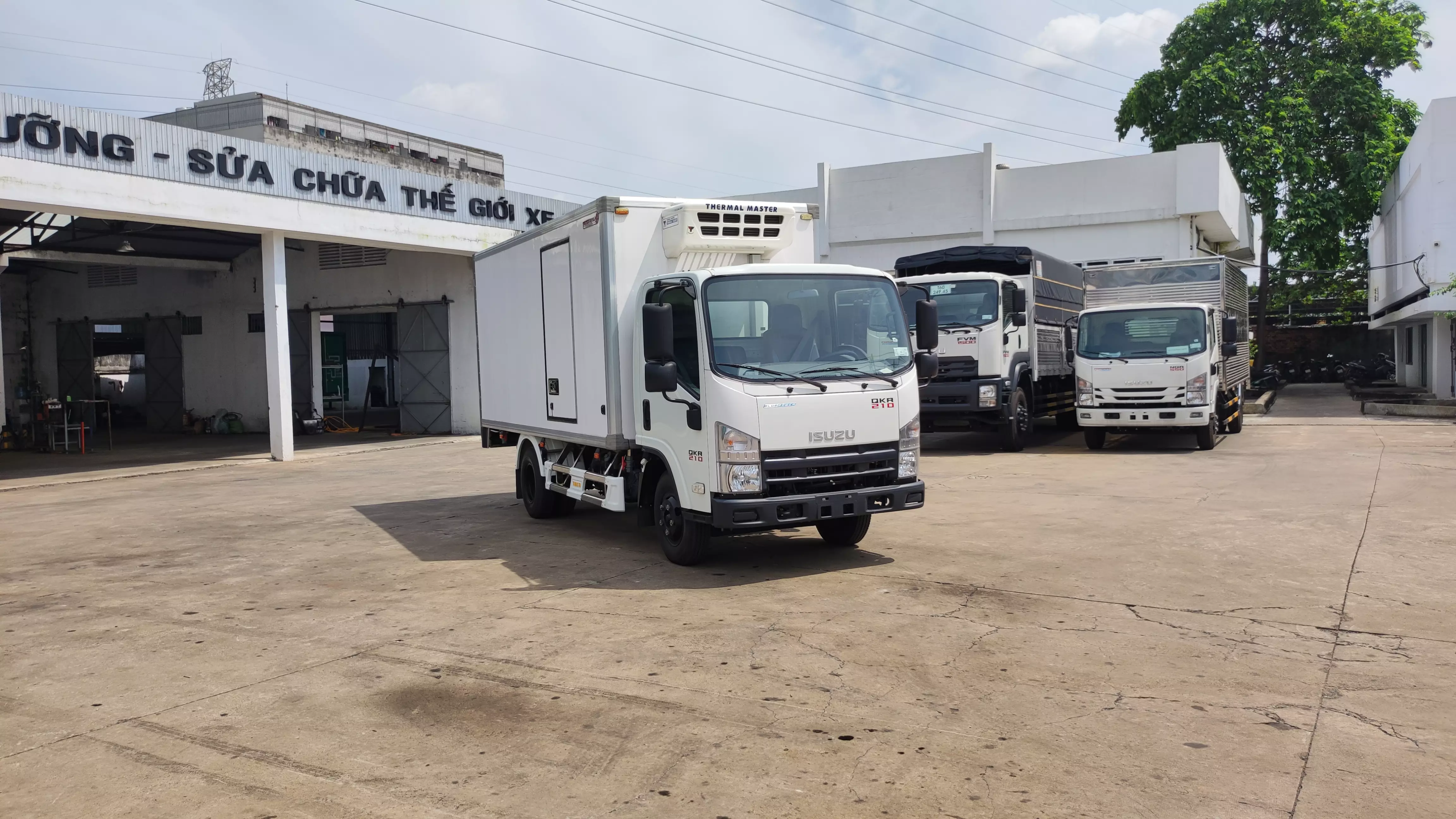 Bán xe tải Isuzu QKR210 thùng đông lạnh-1