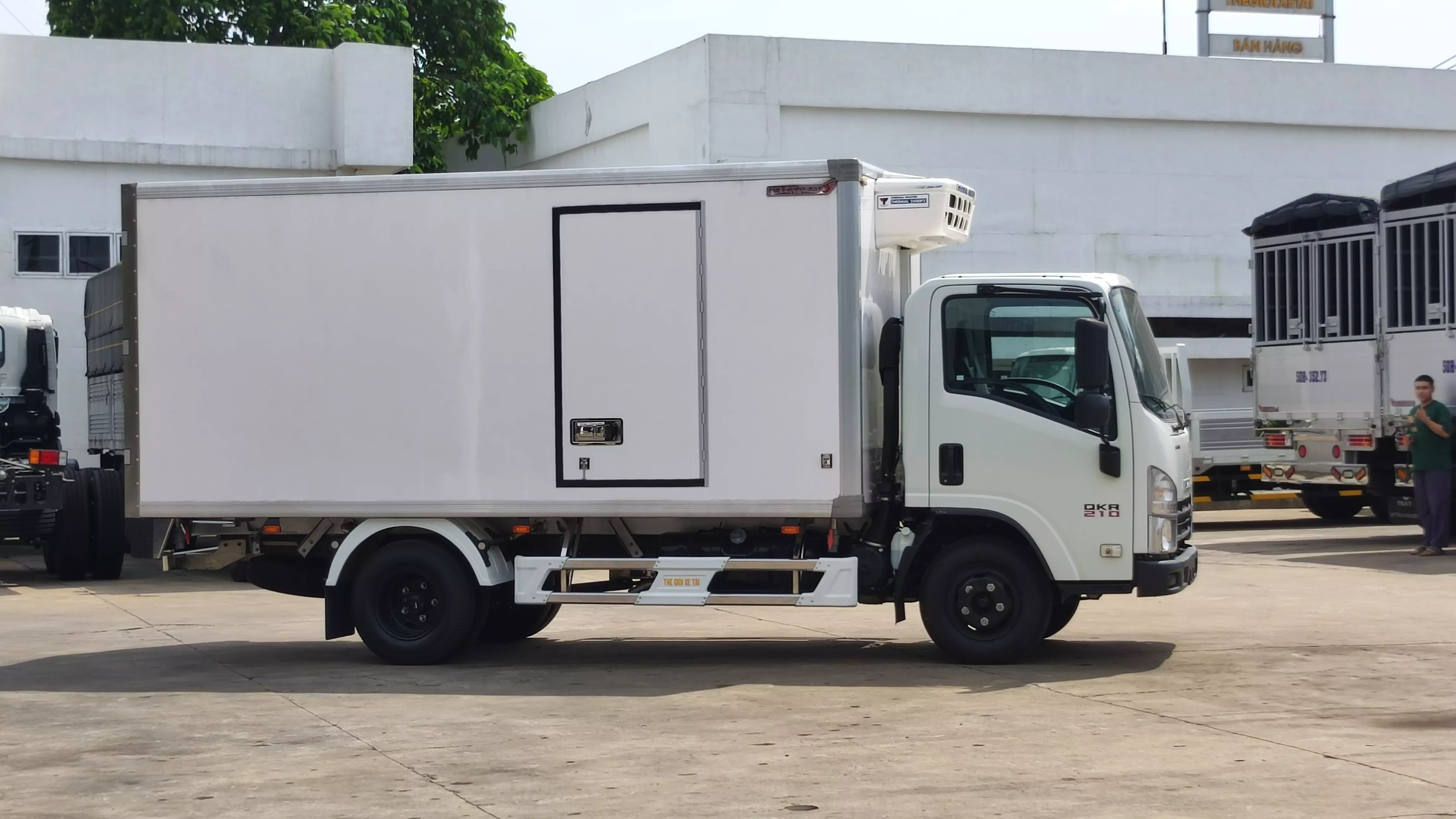 Bán xe tải Isuzu QKR210 thùng đông lạnh-2