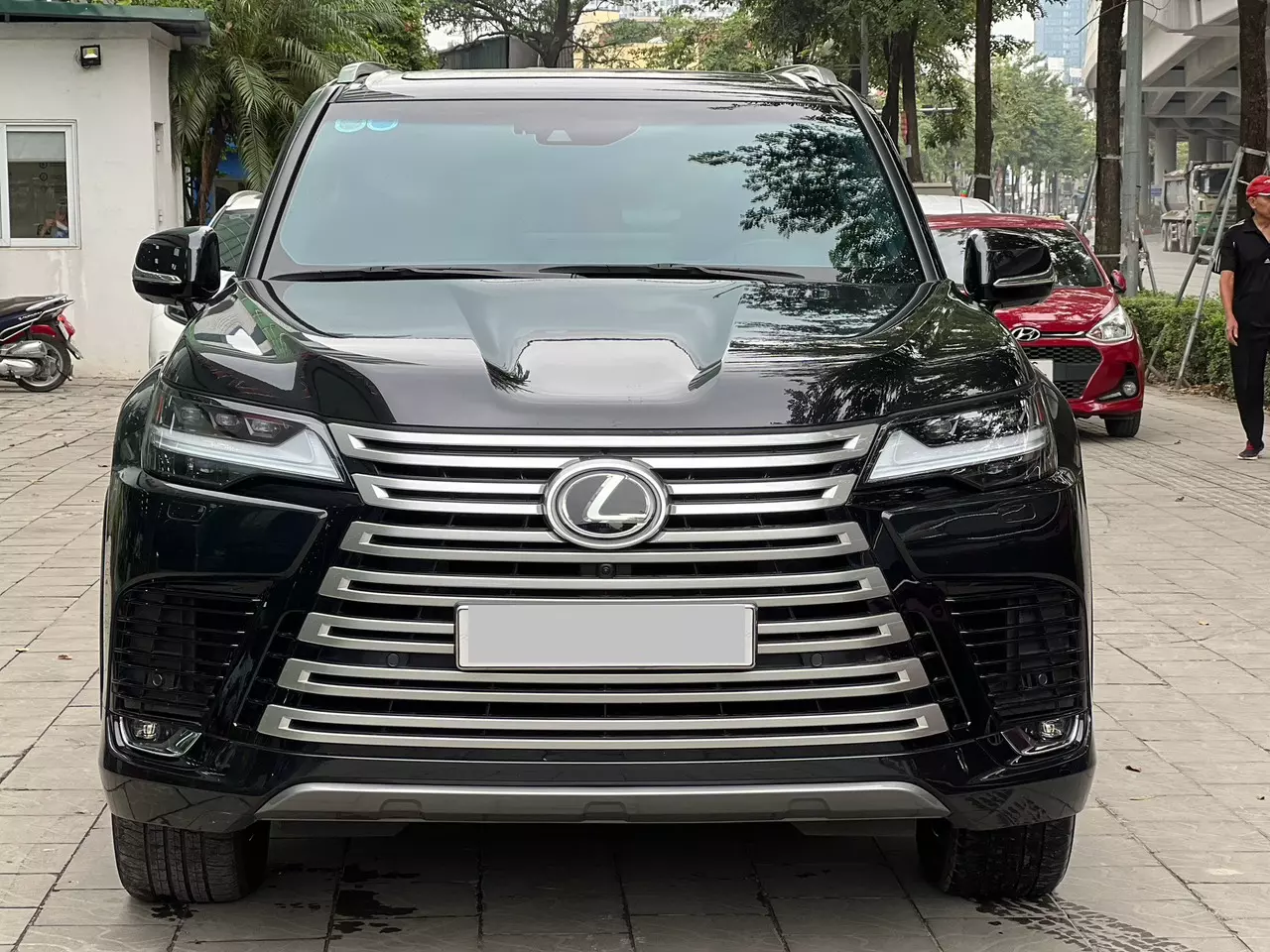 Bán Lexus LX600 Urban Màu Đen xe sản xuất năm 2023 siêu mới, xe lăn bánh có hơn 8 nghìn km. -0