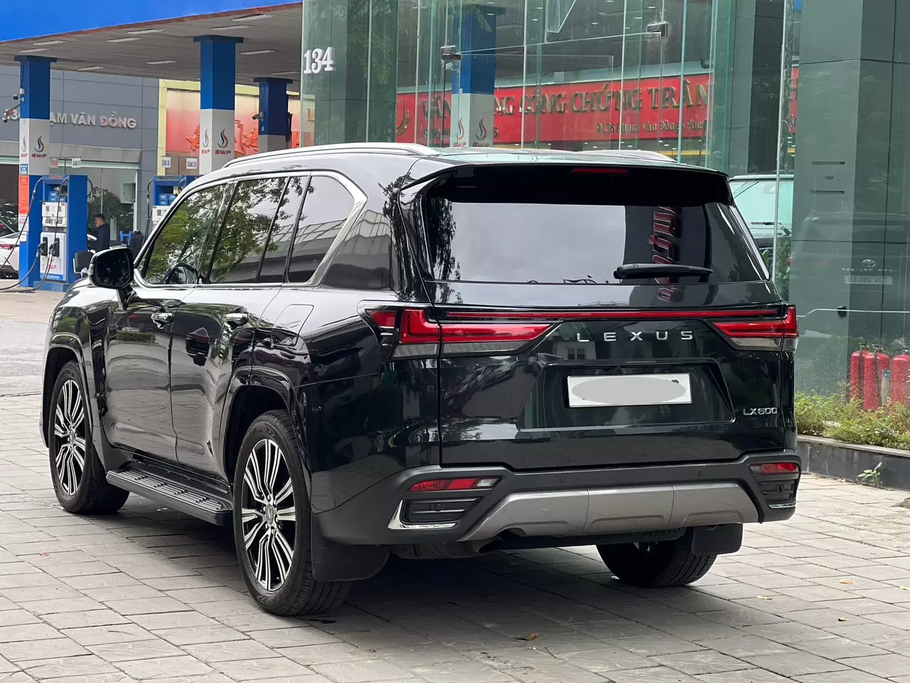 Bán Lexus LX600 Urban Màu Đen xe sản xuất năm 2023 siêu mới, xe lăn bánh có hơn 8 nghìn km. -1