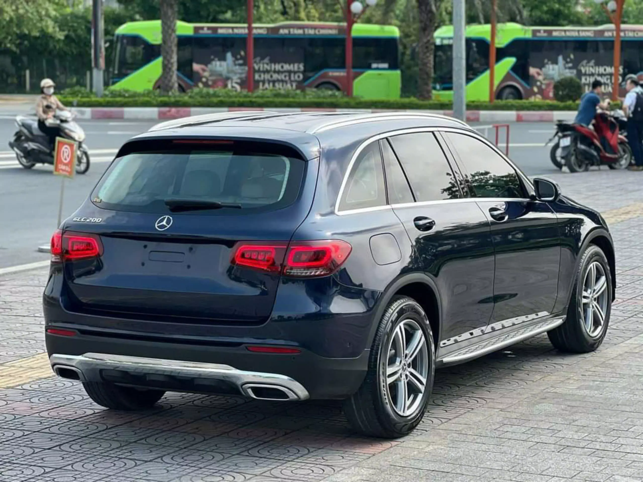 Mercedes-Benz GLC 200 sản xuất 2021 Xanh cavansite/đen-5