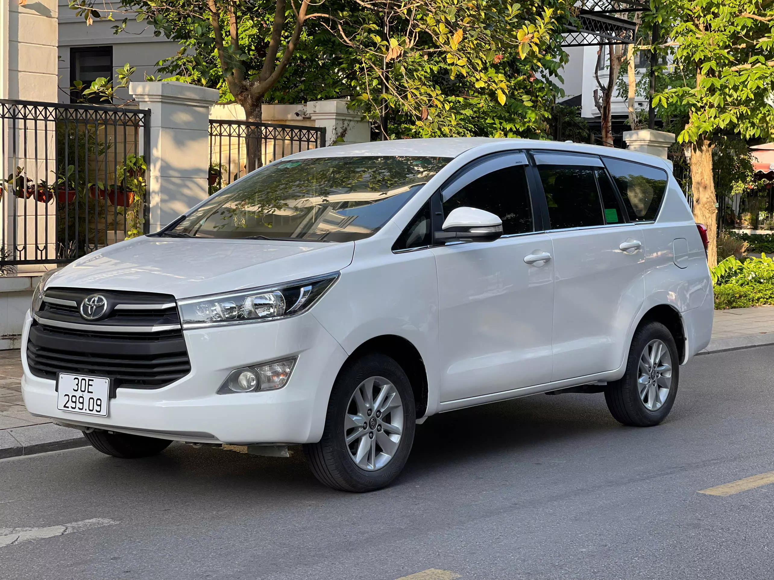 Innova 2018E MT, xe đẹp xuất sắc cho các bác về khởi nghiệp. -5