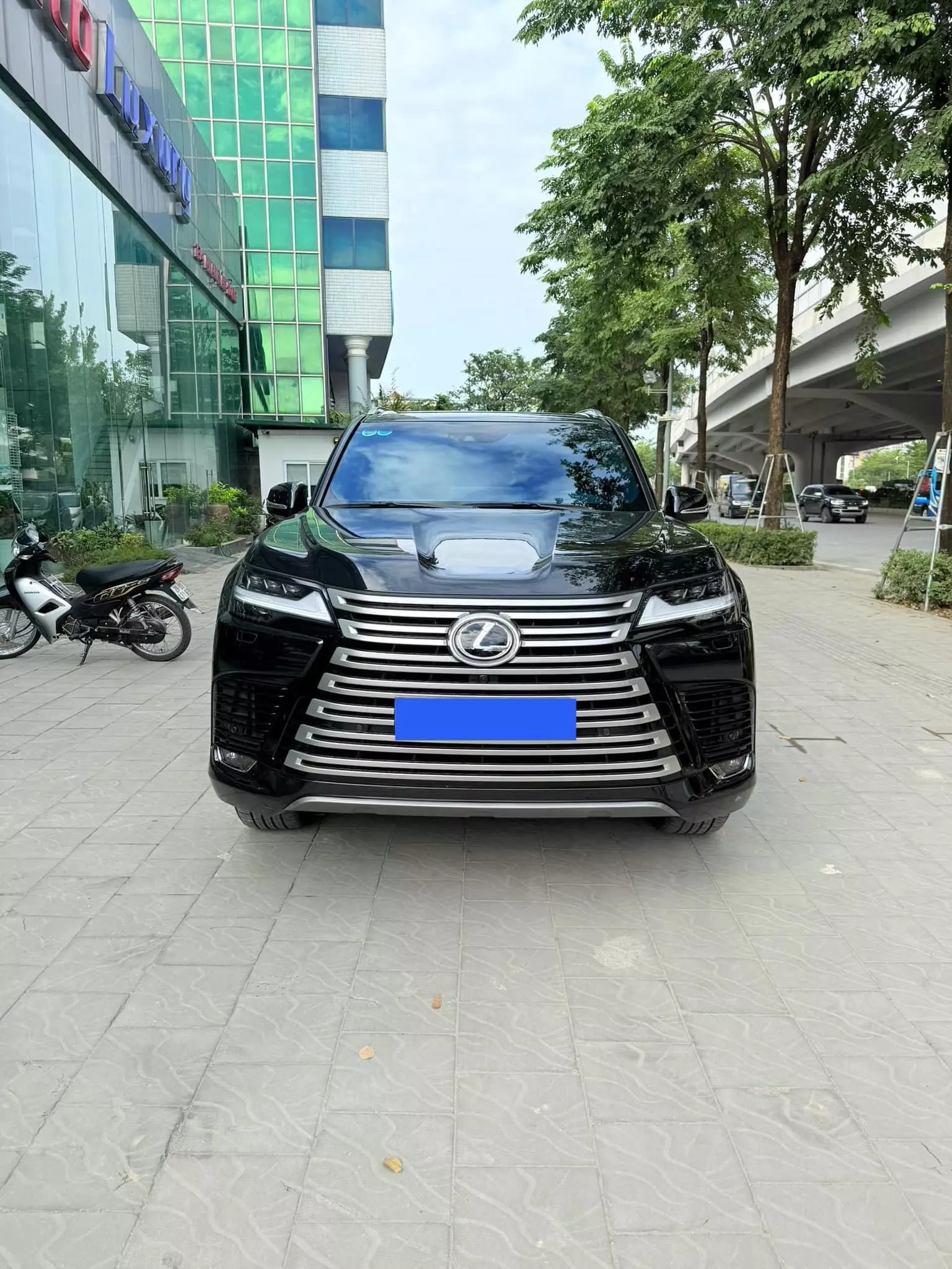 Bán Lexus LX600 Urban 7 chỗ,sản xuất 2023, lăn bánh 8000 Km xe như mới-0