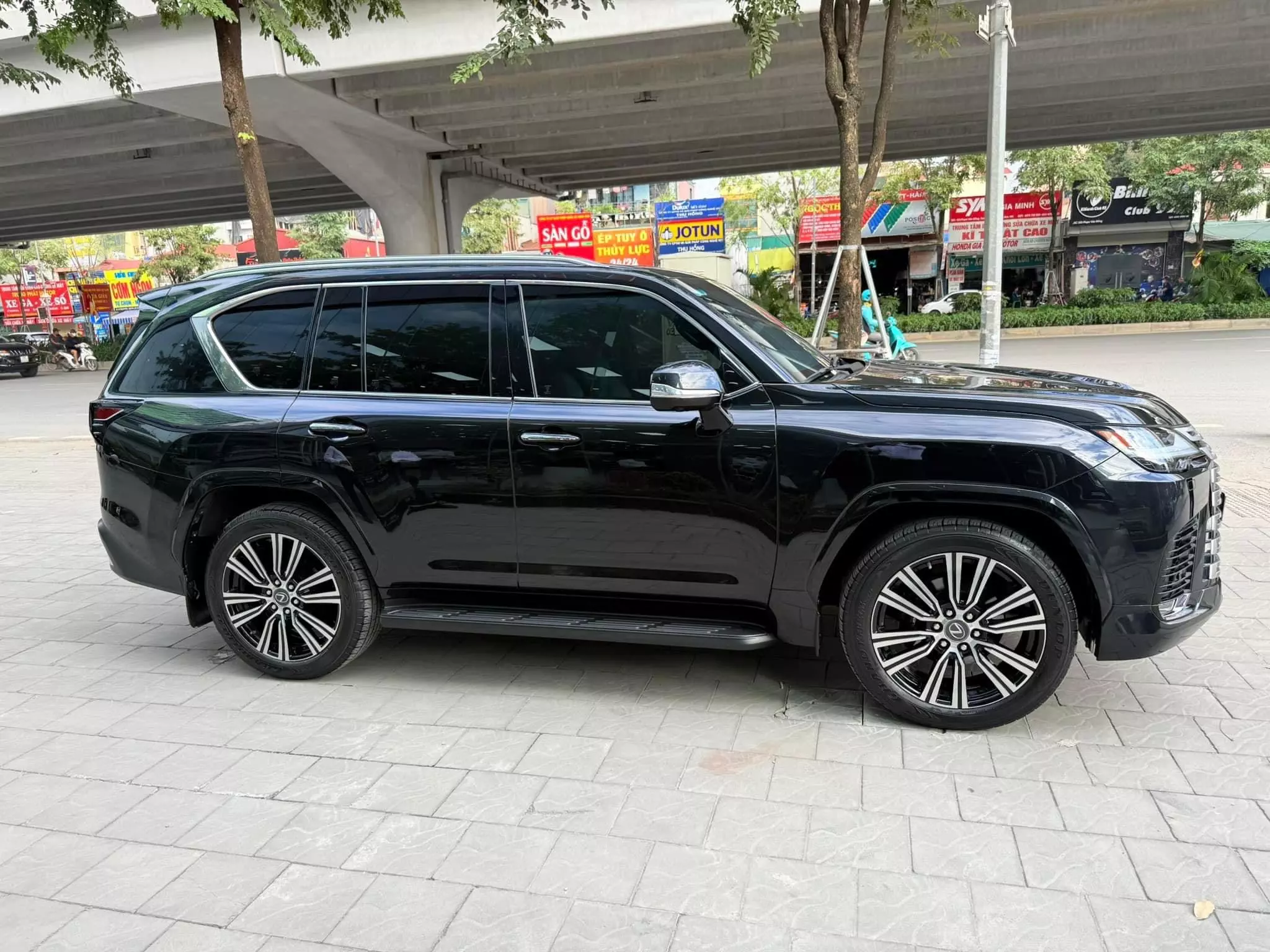 Bán Lexus LX600 Urban 7 chỗ,sản xuất 2023, lăn bánh 8000 Km xe như mới-3