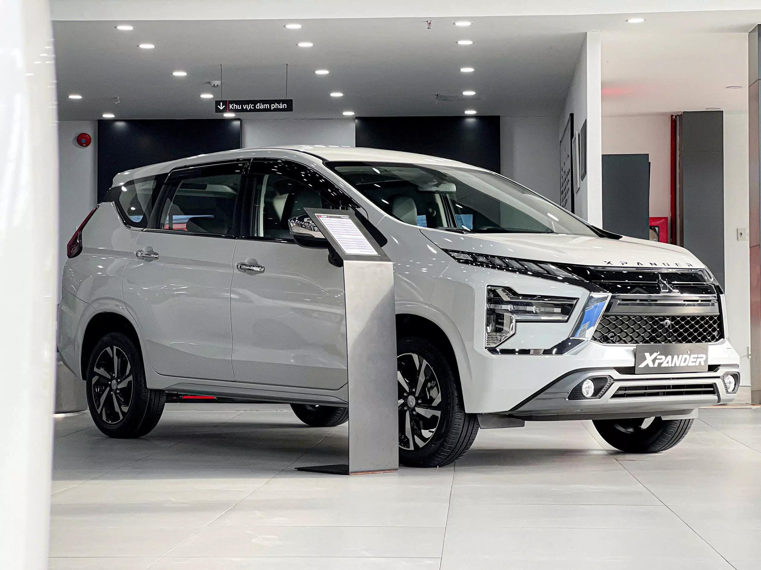 BÁN XE MVP HÃNG MITSUBISHI XPANDER PREMIUM -1