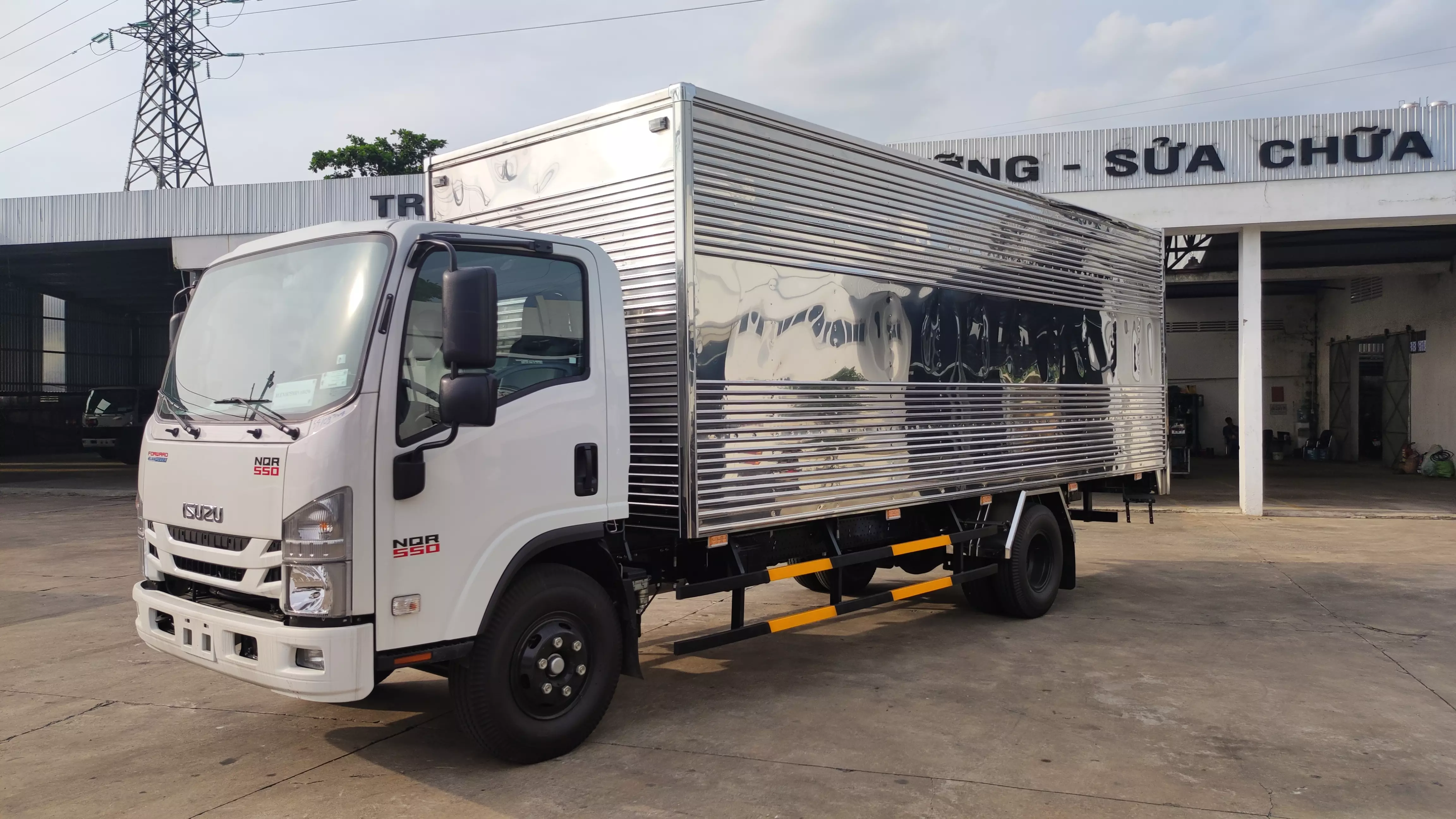 Bán xe tải Isuzu NQR550 thùng kín-0