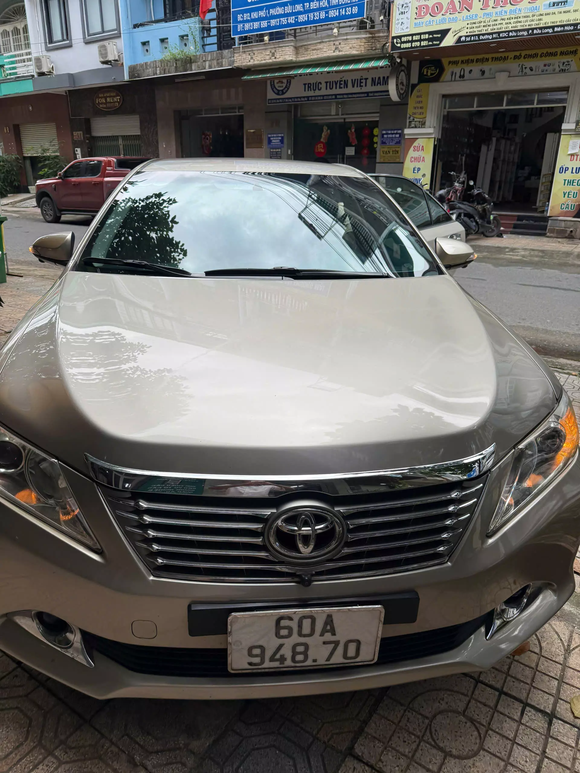 cần bán xe toyota camry 5 chỗ dòng xe 2.0 e màu vàng cát-0