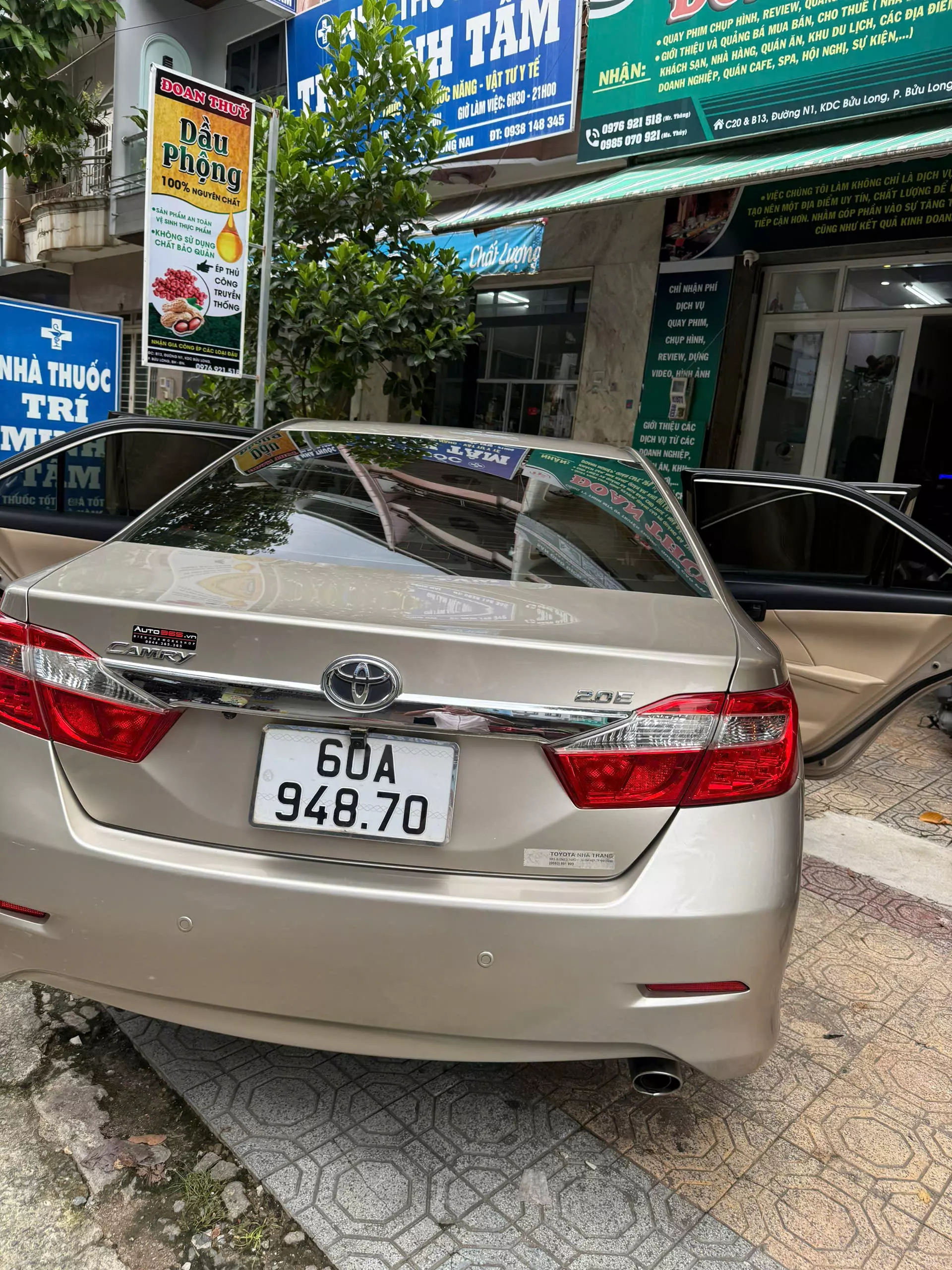 cần bán xe toyota camry 5 chỗ dòng xe 2.0 e màu vàng cát-7