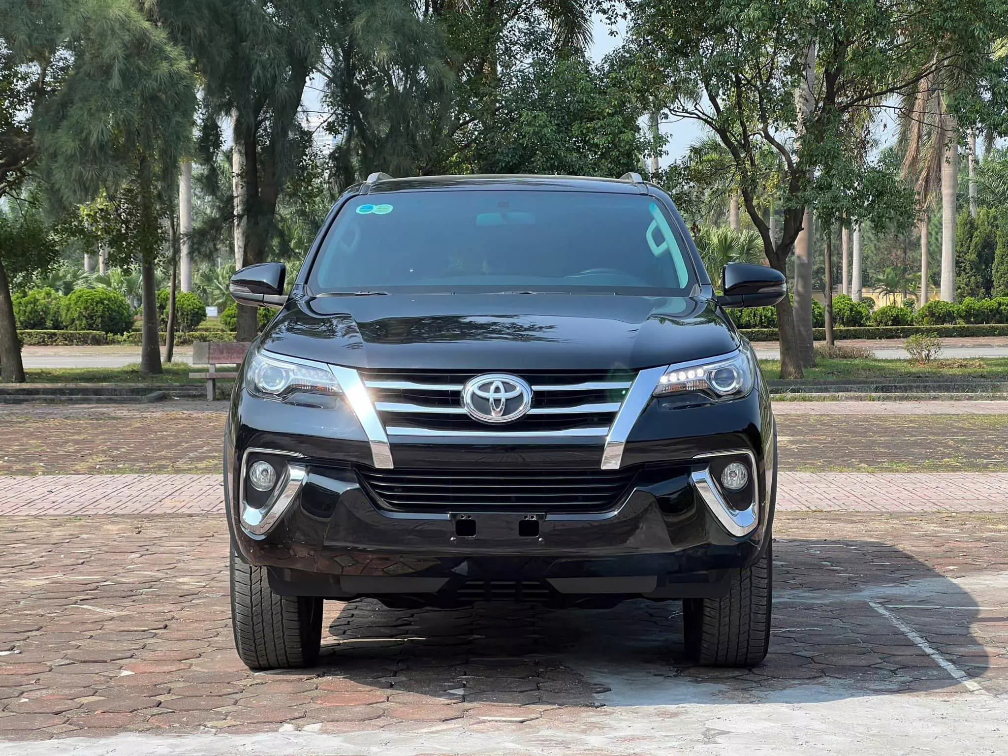 Chính chủ bán xe Toyota Fortuner 4x4 máy xăng sản xuất 2019 nhập khẩu.-0