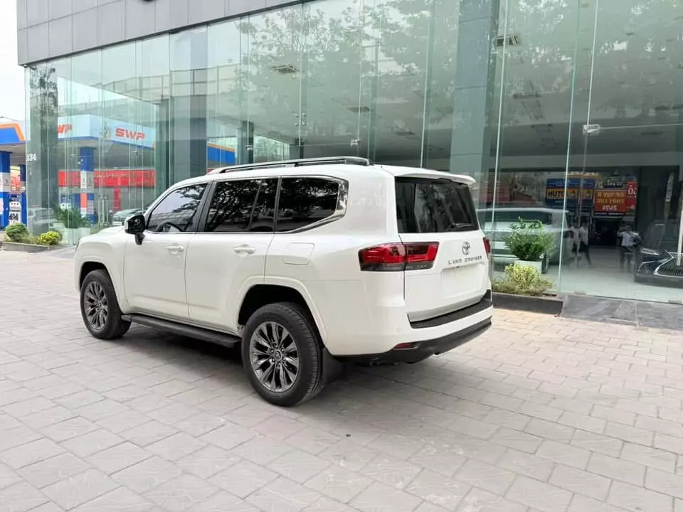 Bán Toyota Land Cruiser LC300, model 2022, tên công ty, biển Hà Nội.-4