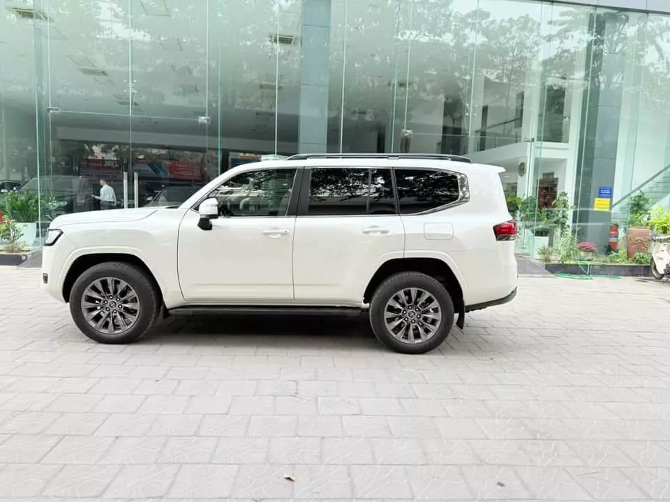 Bán Toyota Land Cruiser LC300, model 2022, tên công ty, biển Hà Nội.-3