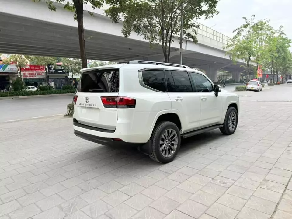 Bán Toyota Land Cruiser LC300, model 2022, tên công ty, biển Hà Nội.-6