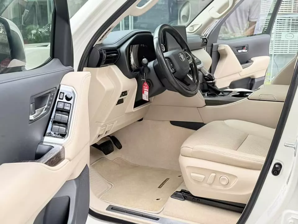 Bán Toyota Land Cruiser LC300, model 2022, tên công ty, biển Hà Nội.-7