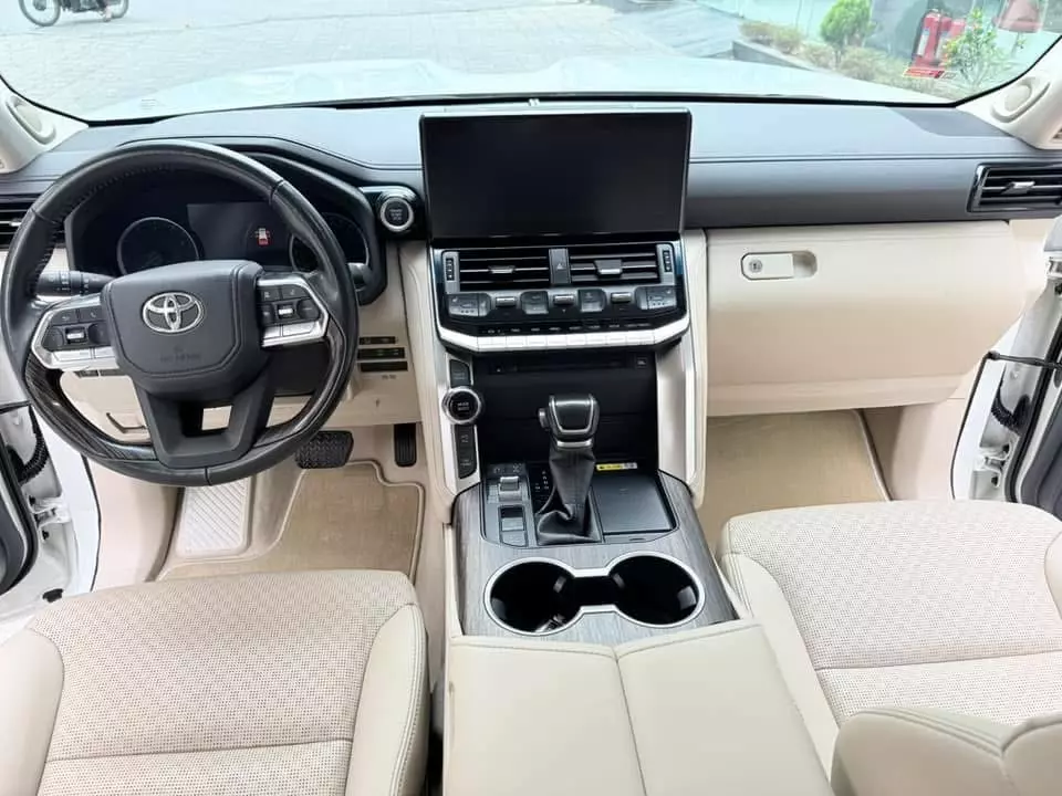 Bán Toyota Land Cruiser LC300, model 2022, tên công ty, biển Hà Nội.-9