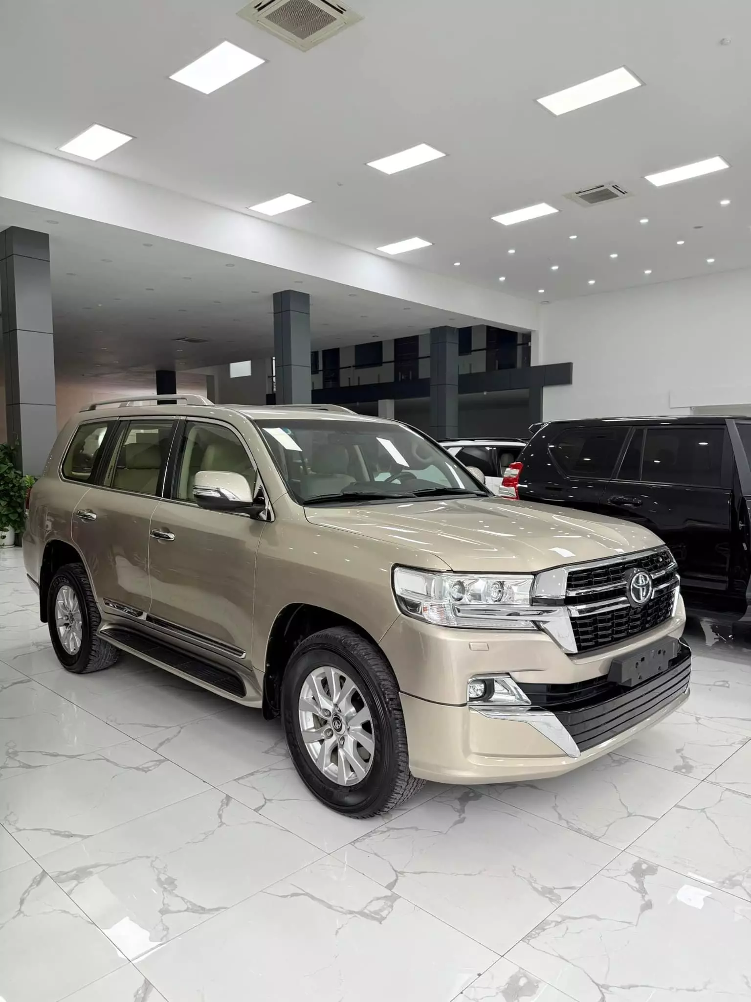 Bán Toyota Land Cruiser 4.6 V8 2016, màu vàng cát cực đẹp.-1