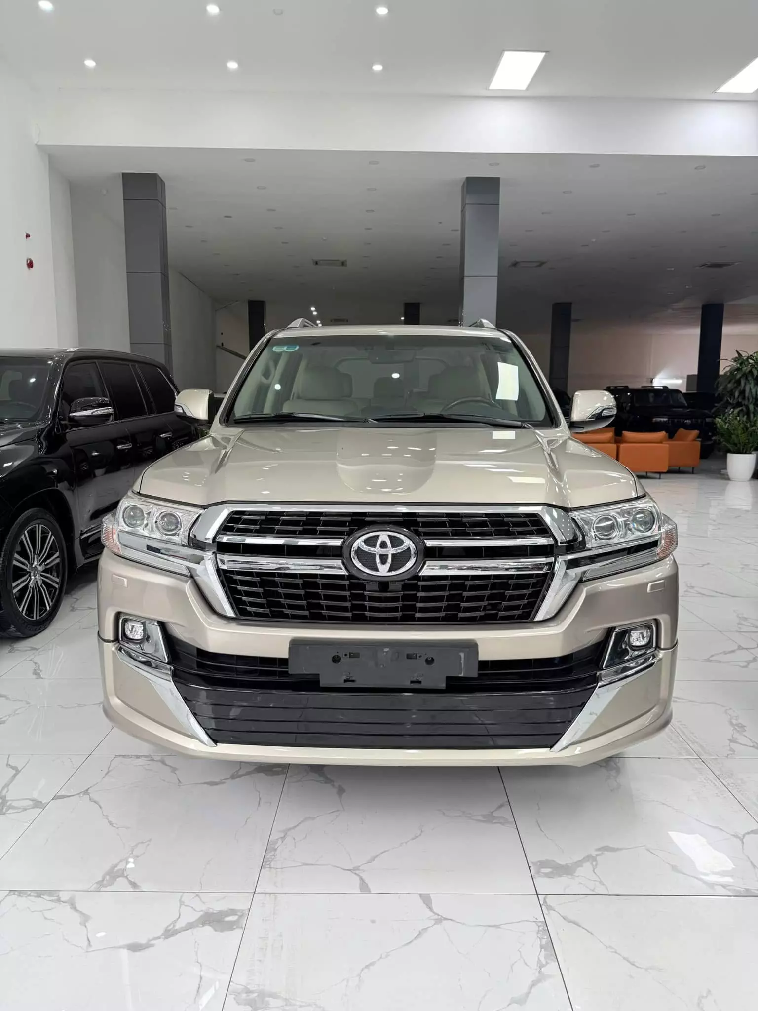 Bán Toyota Land Cruiser 4.6 V8 2016, màu vàng cát cực đẹp.-0