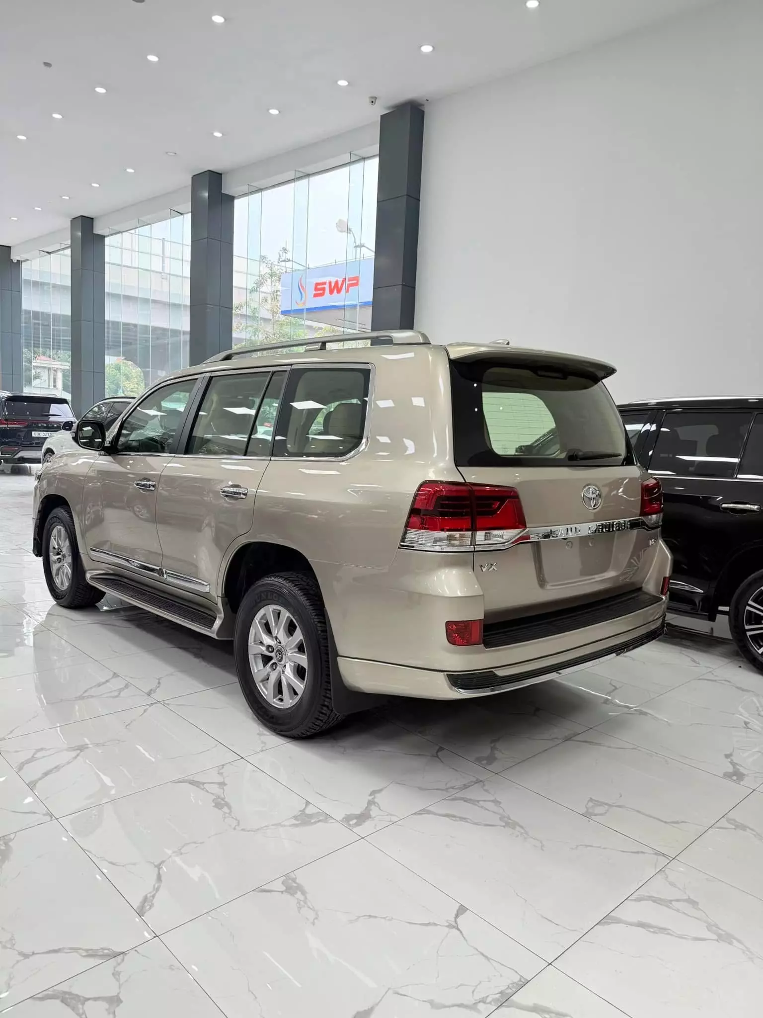 Bán Toyota Land Cruiser 4.6 V8 2016, màu vàng cát cực đẹp.-3