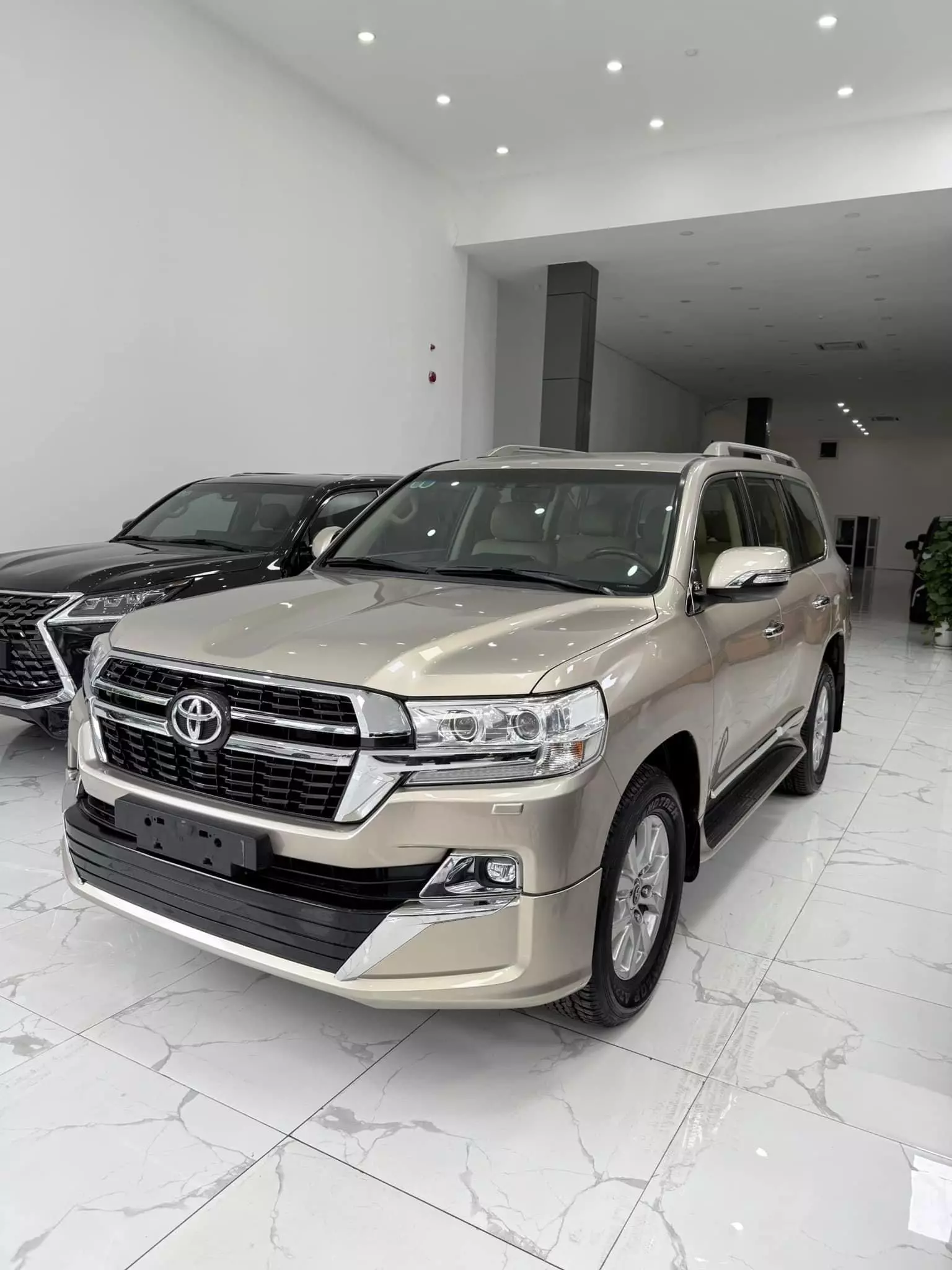 Bán Toyota Land Cruiser 4.6 V8 2016, màu vàng cát cực đẹp.-2