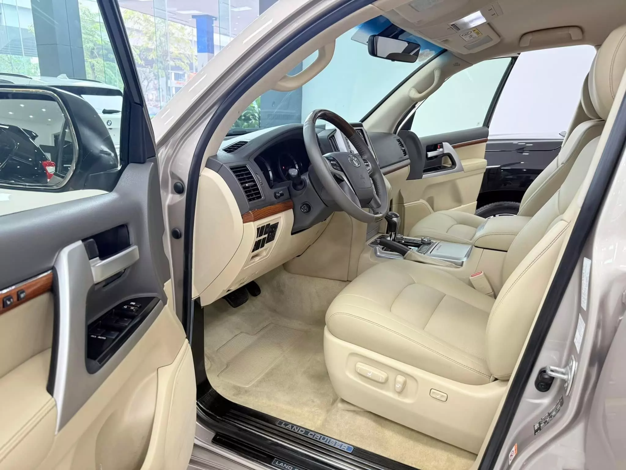 Bán Toyota Land Cruiser 4.6 V8 2016, màu vàng cát cực đẹp.-6