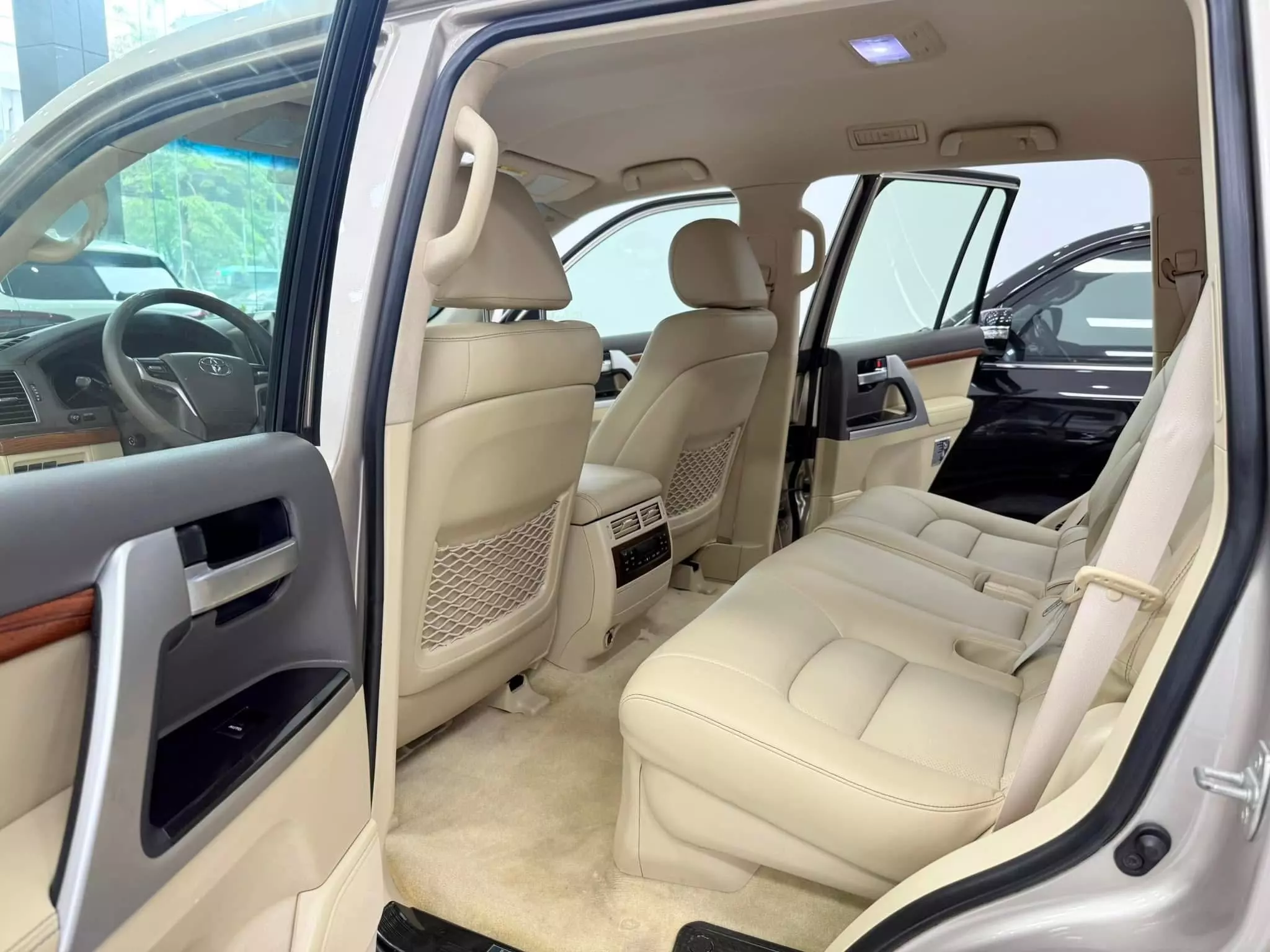 Bán Toyota Land Cruiser 4.6 V8 2016, màu vàng cát cực đẹp.-7