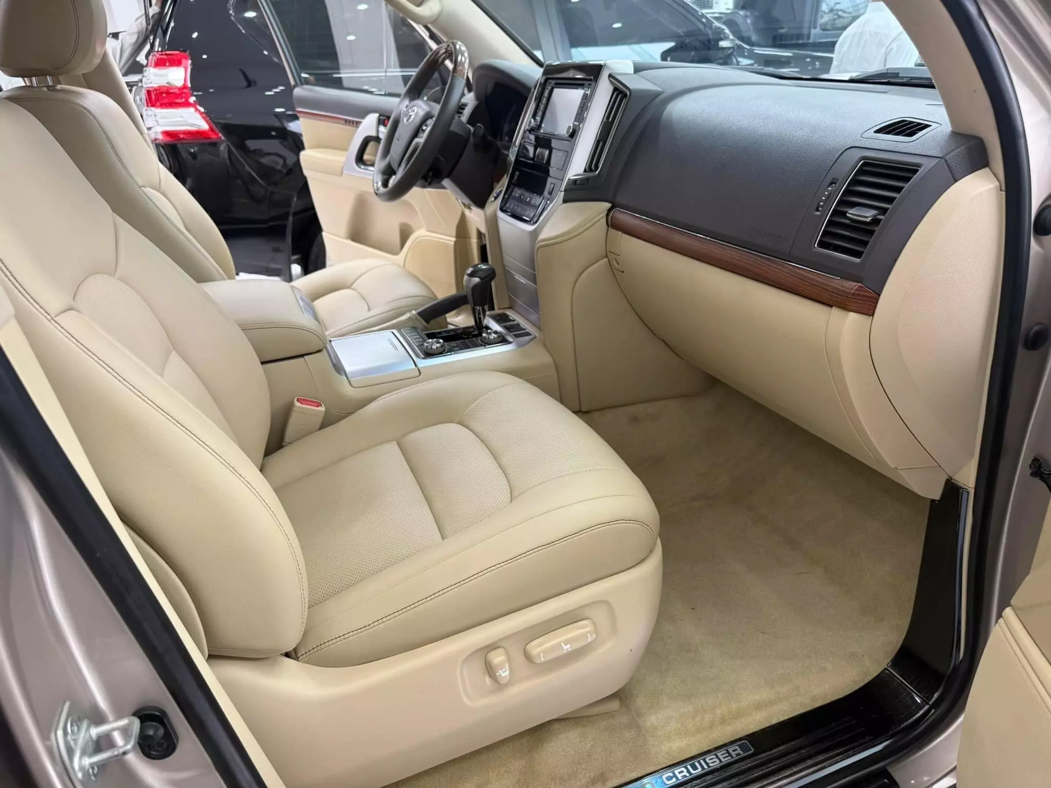 Bán Toyota Land Cruiser 4.6 V8 2016, màu vàng cát cực đẹp.-10