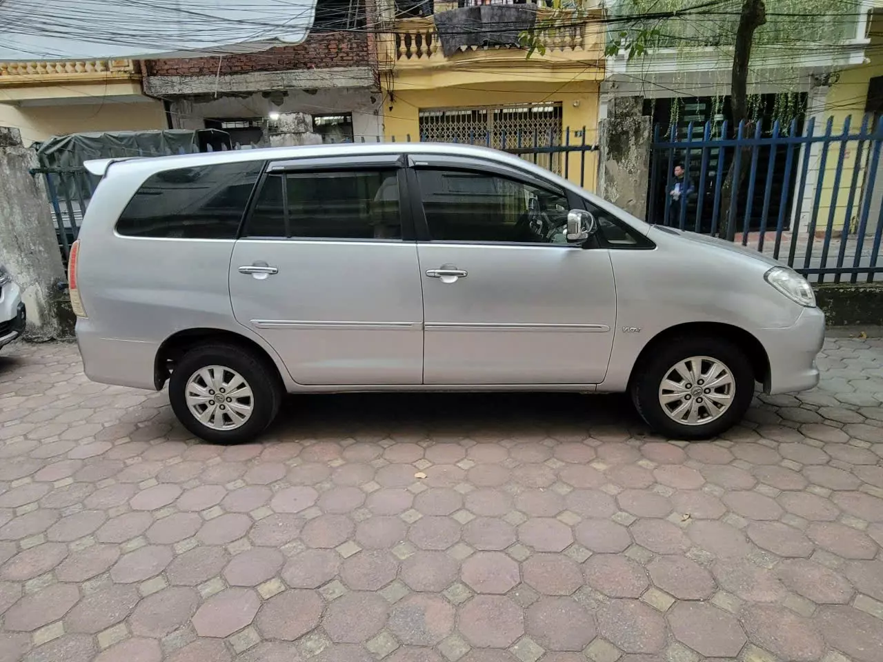 BÁN XE INNOVA BẢN V - SX: 2010 - GIÁ 270 TRIỆU.-3