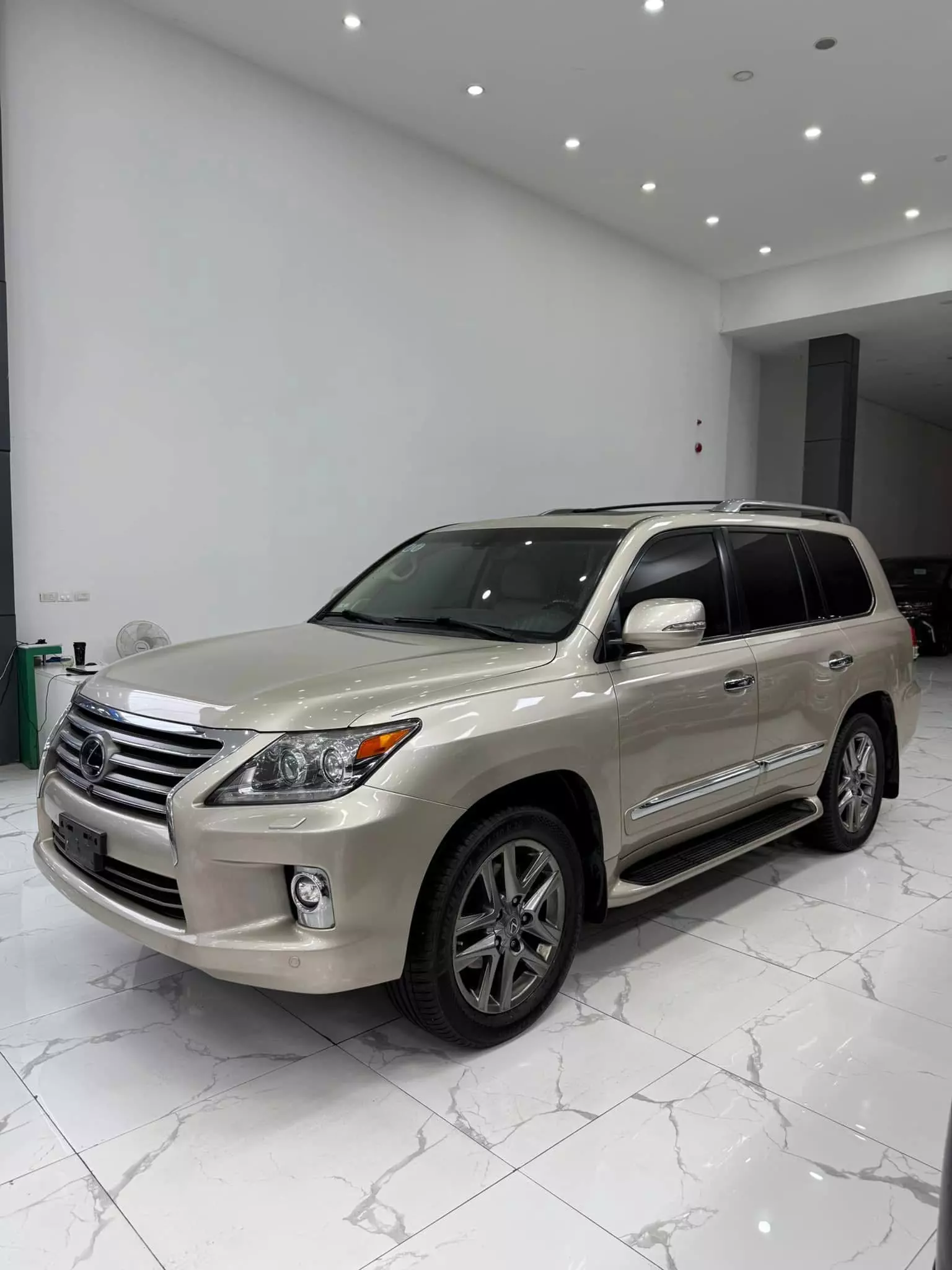 Bán Lexus LX570 nhập Mỹ, sản xuất 2014, xe chạy ít cực mới.-1