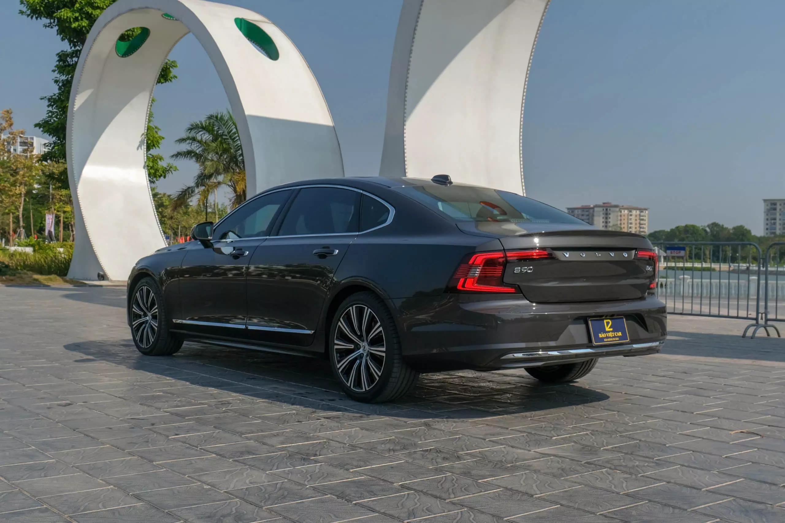 Bán nhanh xe Volvo S90 B6 Ultimate phiên bản 2023 màu Xám Platinum Grey - Nội thất nâu Cafe-2