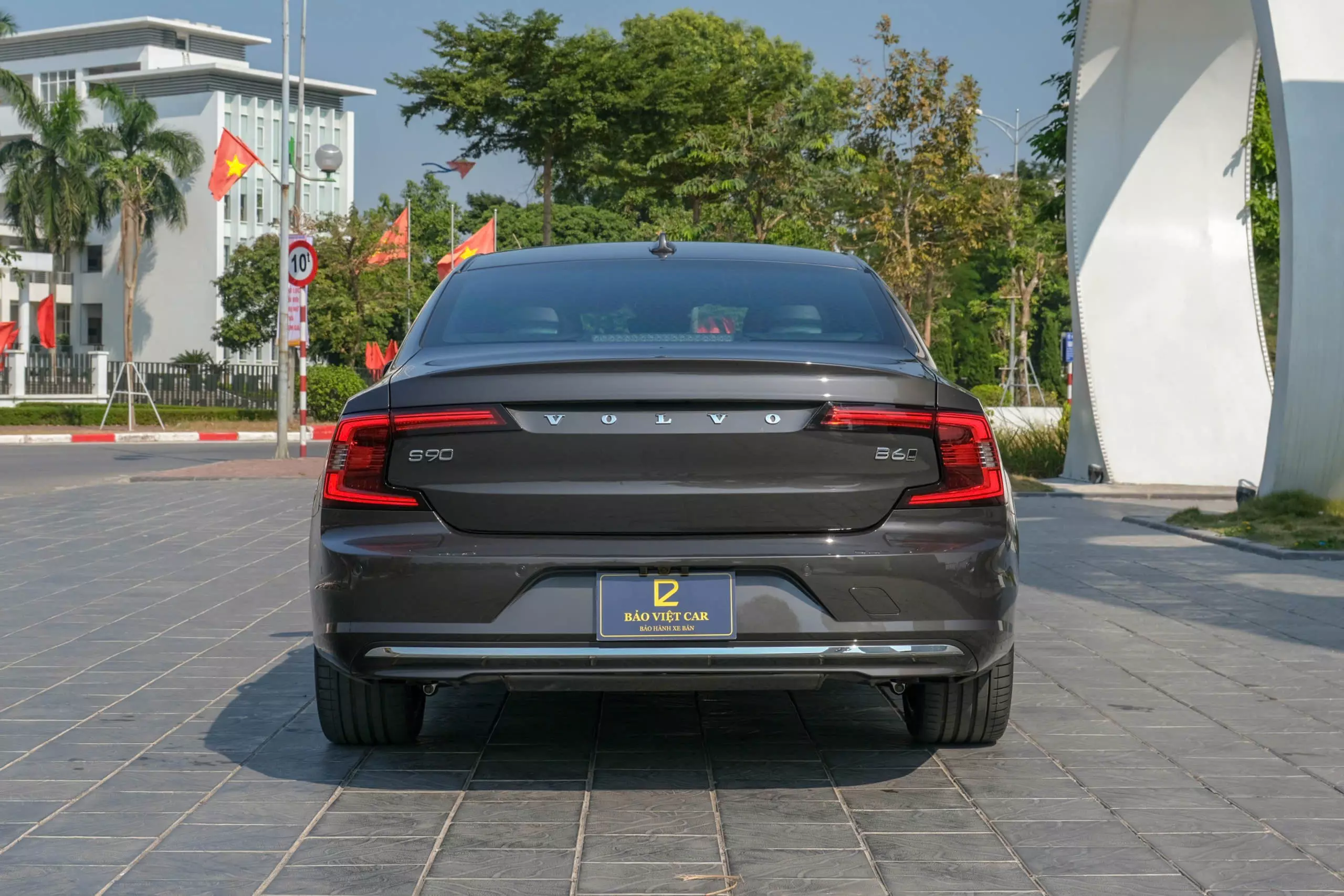 Bán nhanh xe Volvo S90 B6 Ultimate phiên bản 2023 màu Xám Platinum Grey - Nội thất nâu Cafe-3