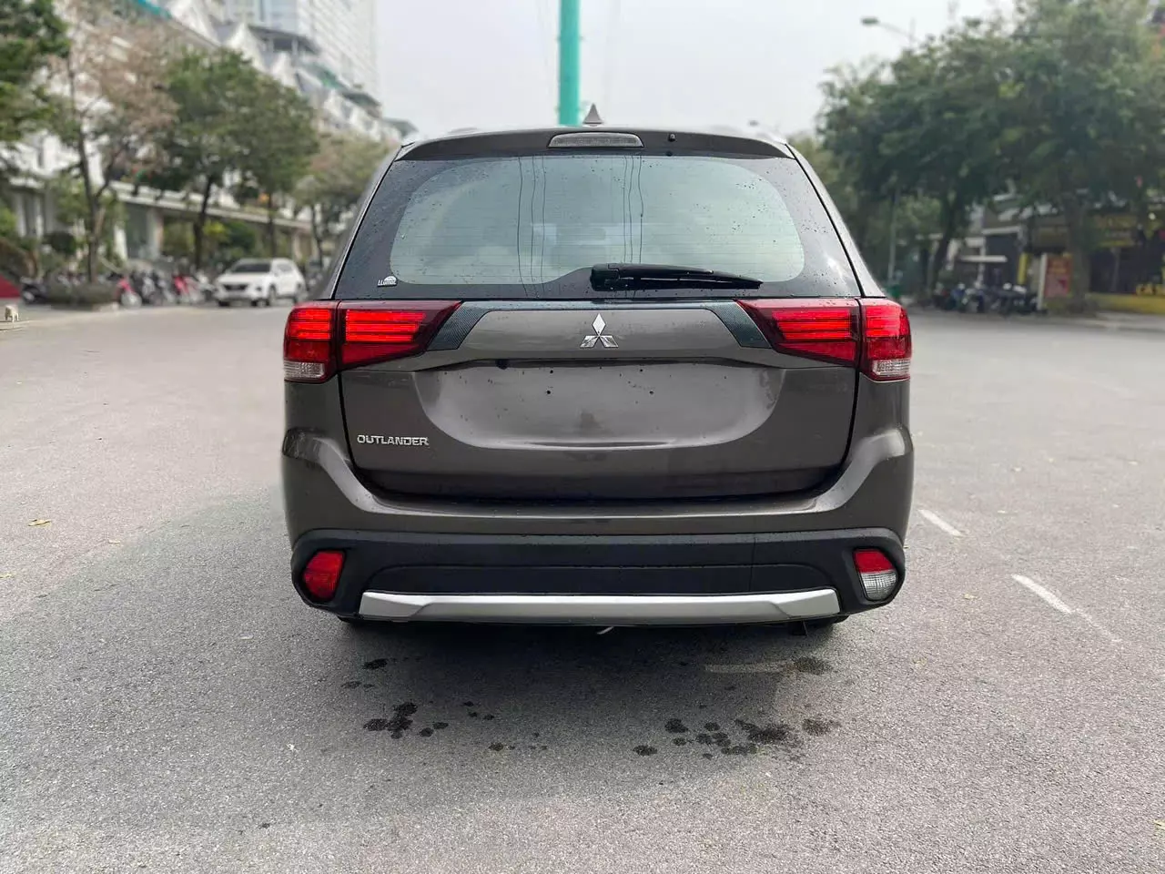 Chính chủ cần bán xe Mitsubishi Outlander 2.0 CVT 2016 -0