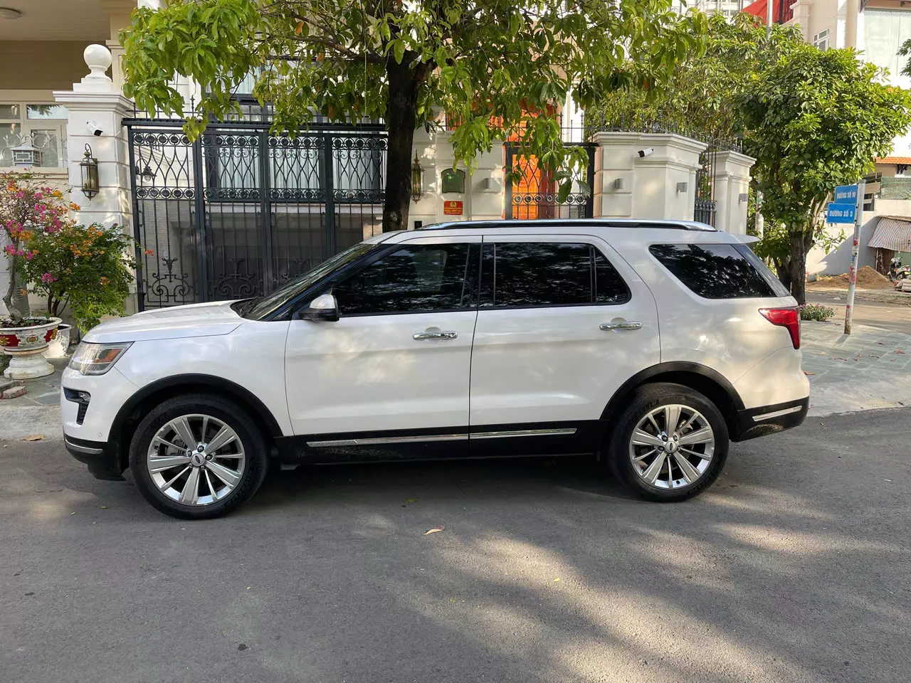 Gia đình có nhu cầu cần bán xe Explorer 2018 đăng ký 2019 (bản nâng cấp)-4