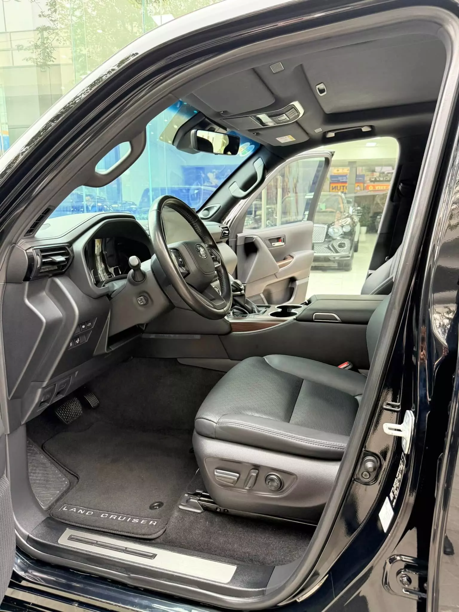 Bán Toyota Land Cruiser LC300 VXR nhập Trung Đông, Model 2022-6