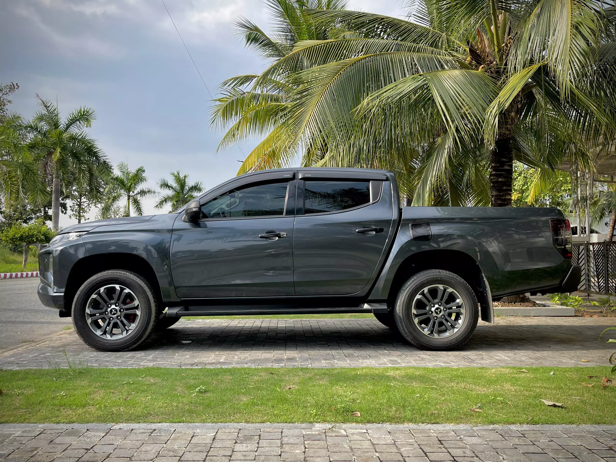 BÁN XE  MITSUBISHI TRITON PREMIUM 4X4 2 CẦU SẢN XUẤT NĂM 2020-3